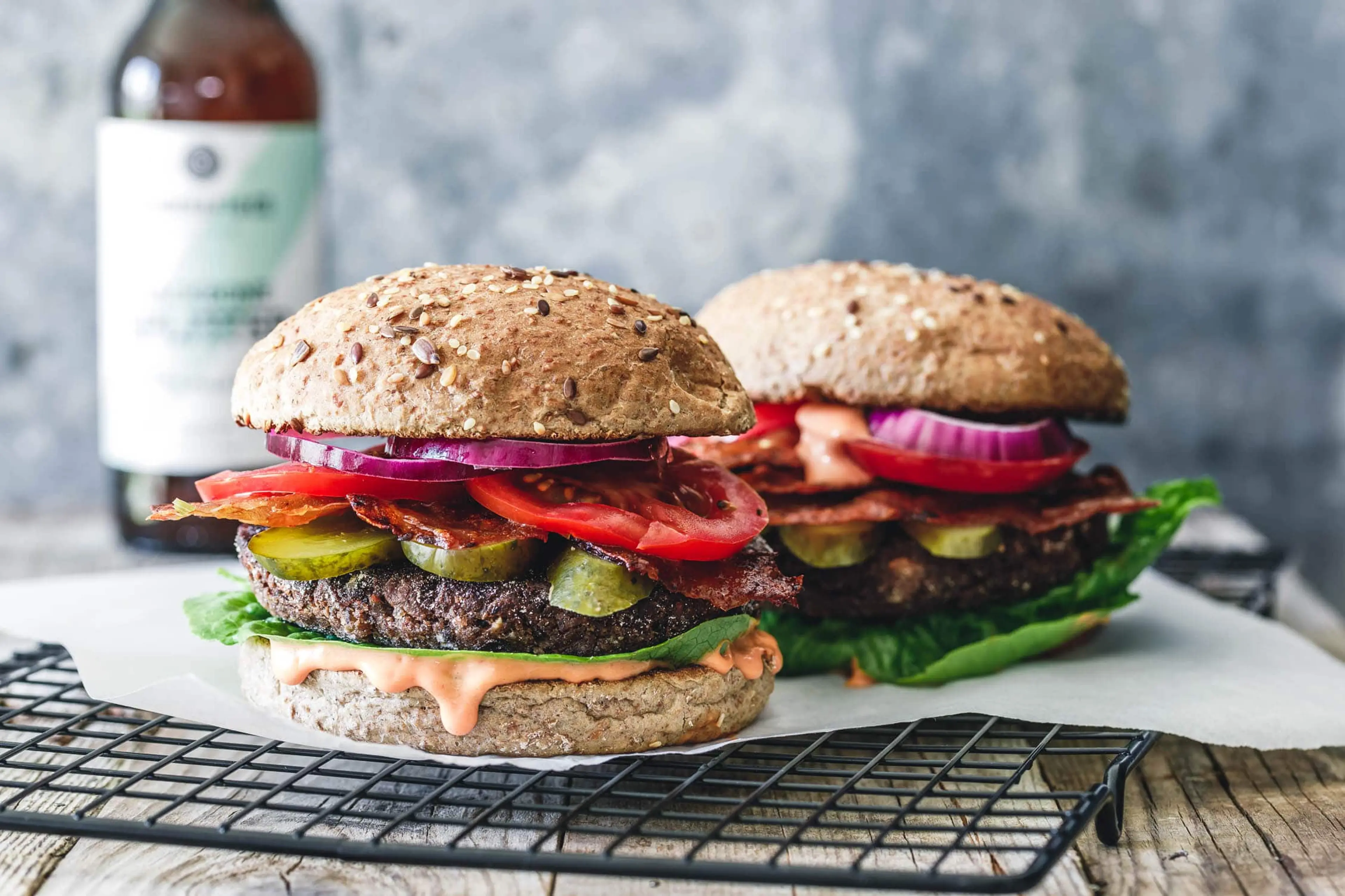 Der weltbeste Black Bean Burger mit Walnüssen und Burgersauc
