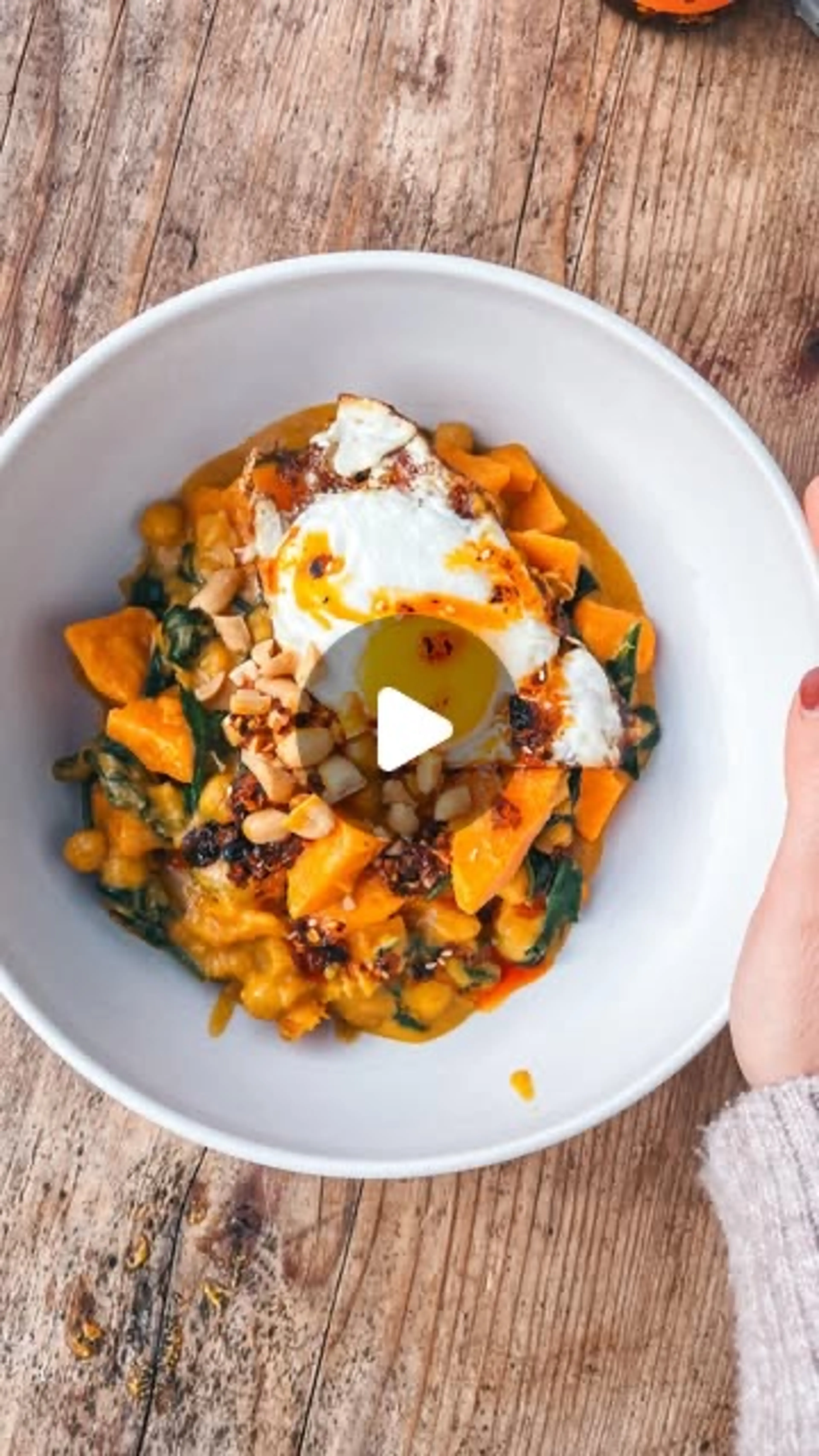 Süßkartoffel-Kichererbsen-Curry mit Erdnüssen