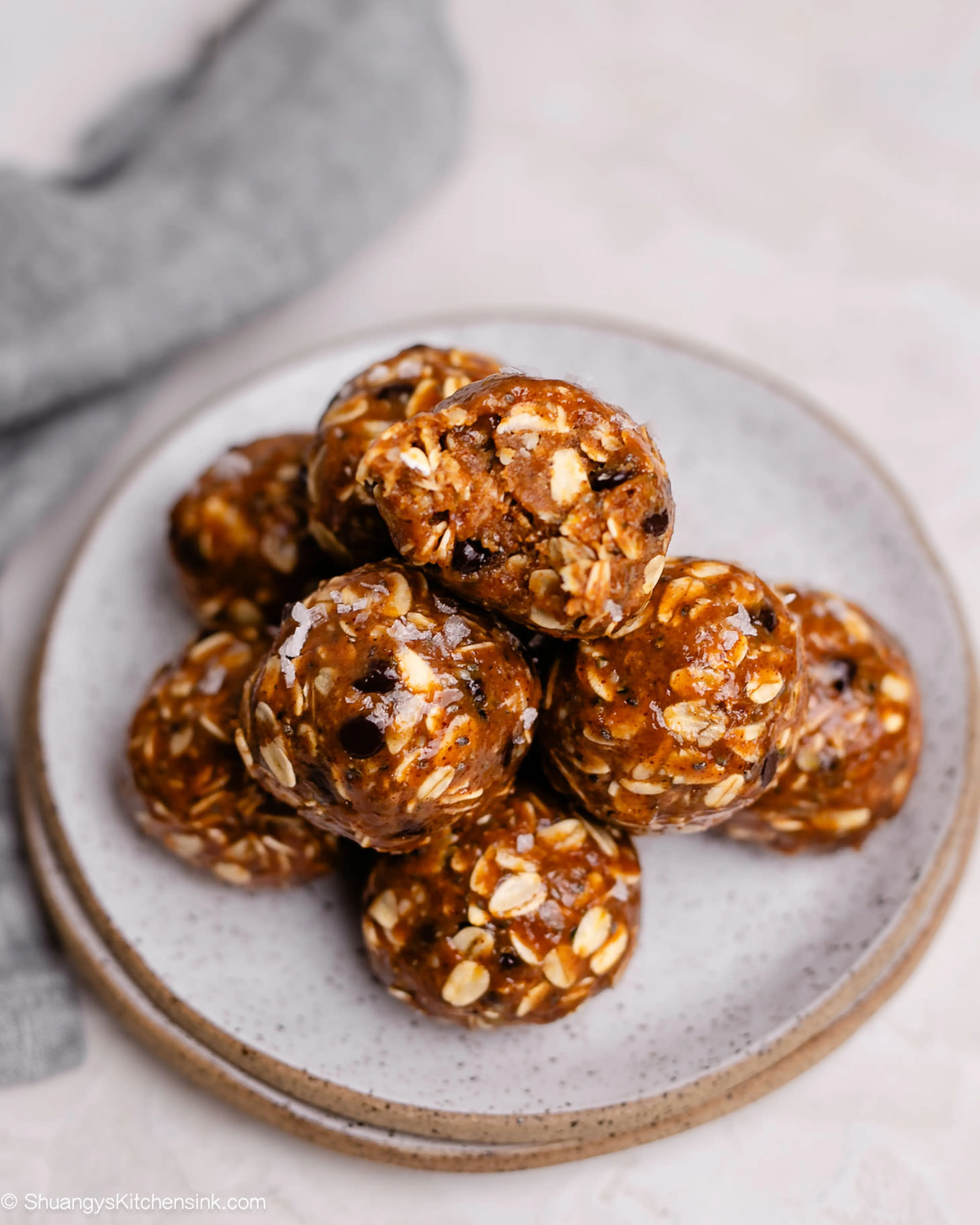 No Bake Almond Butter Oatmeal Balls {4 Ingredients}