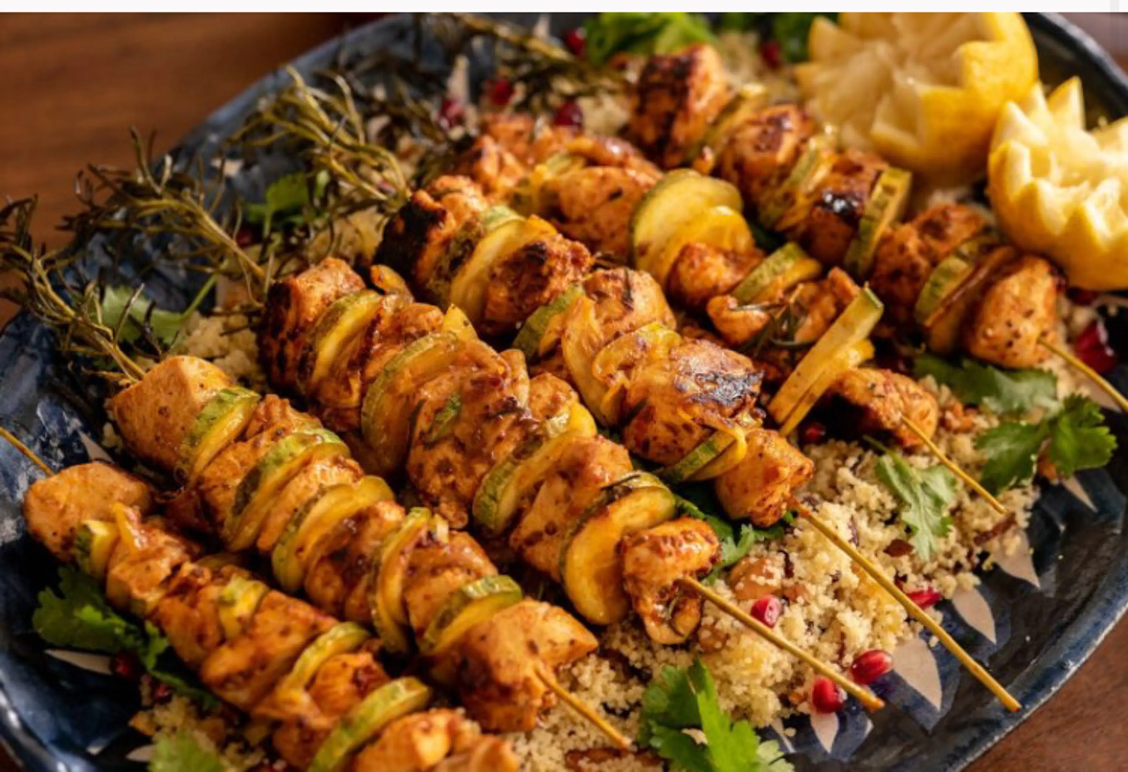 Kebab de frango com couscous marroquino