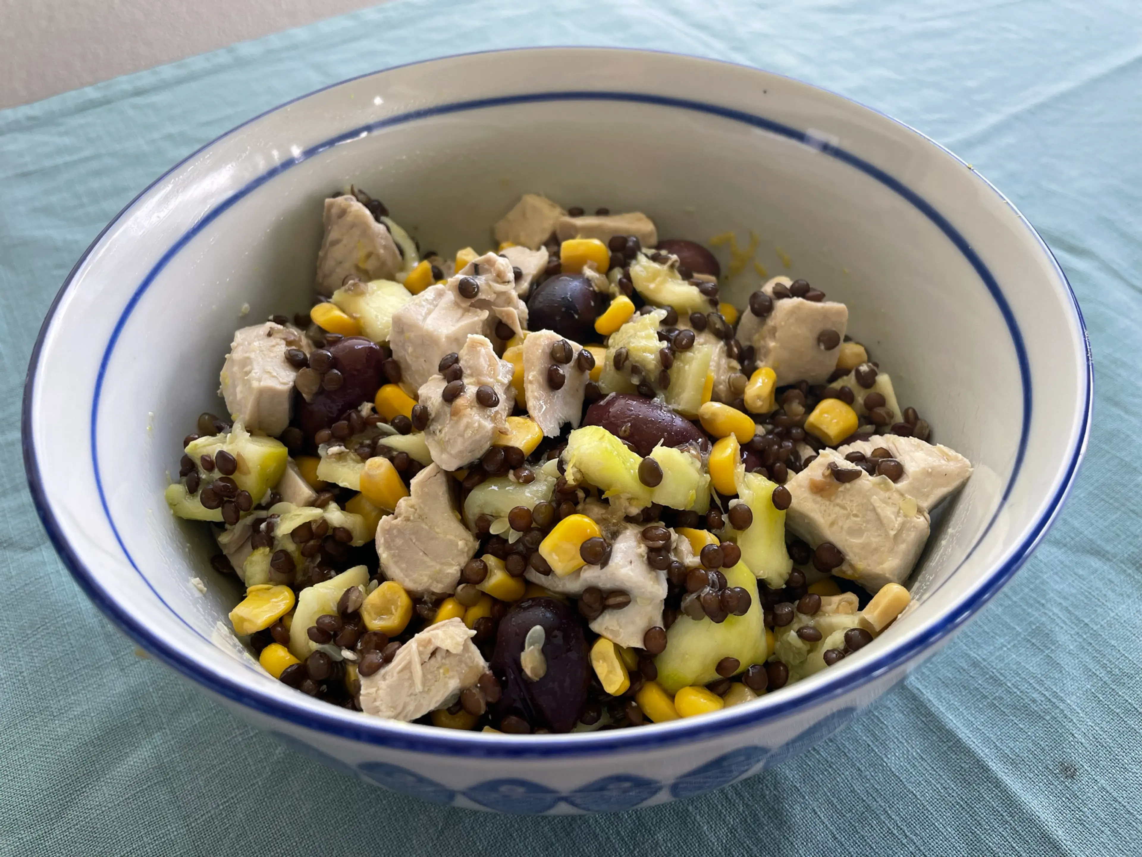 Insalata di riso integrale/lenticchie nere, tonno e zucchine