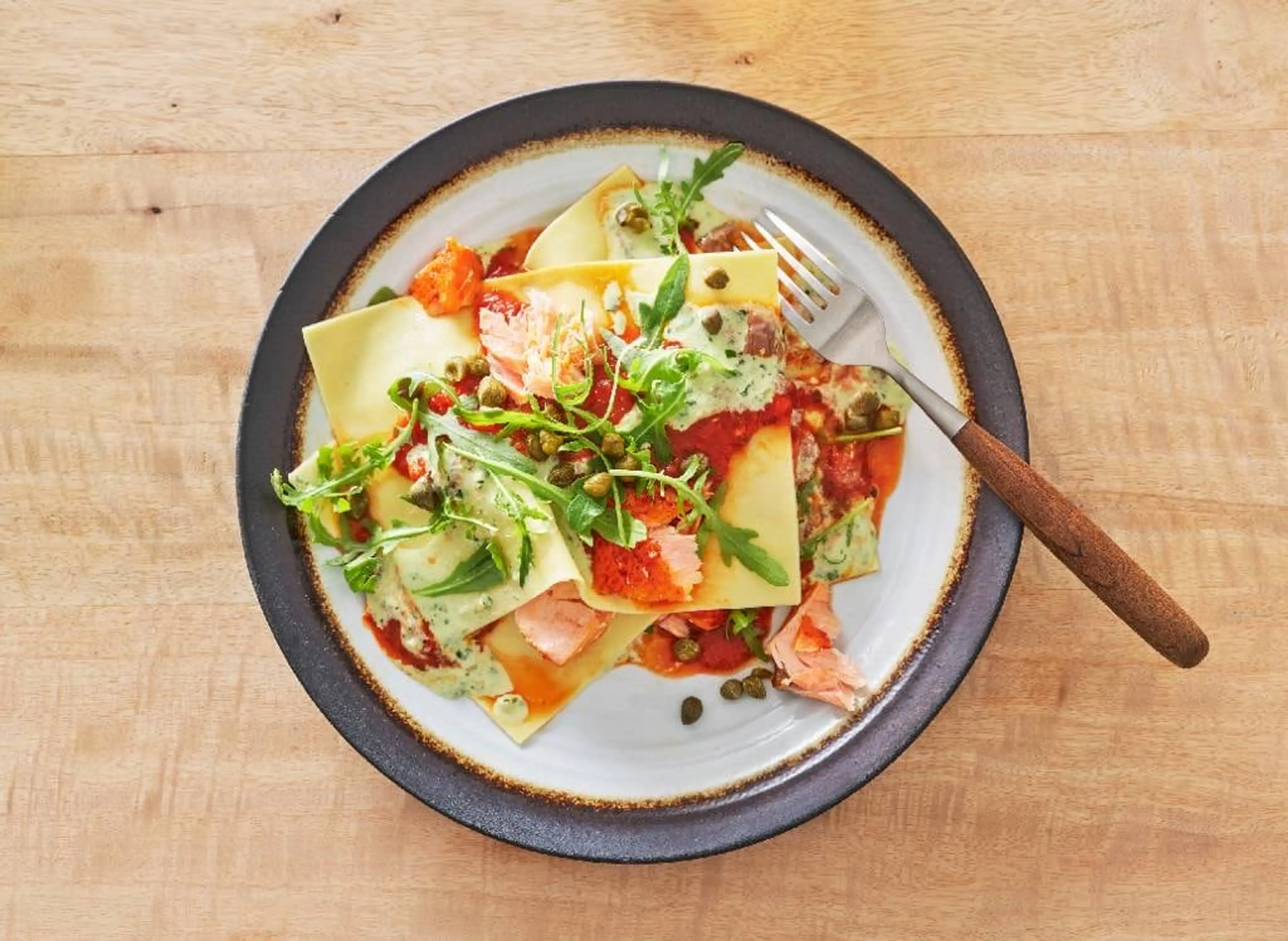 Open lasagne met rucola, pestosaus en warmgerookte zalm