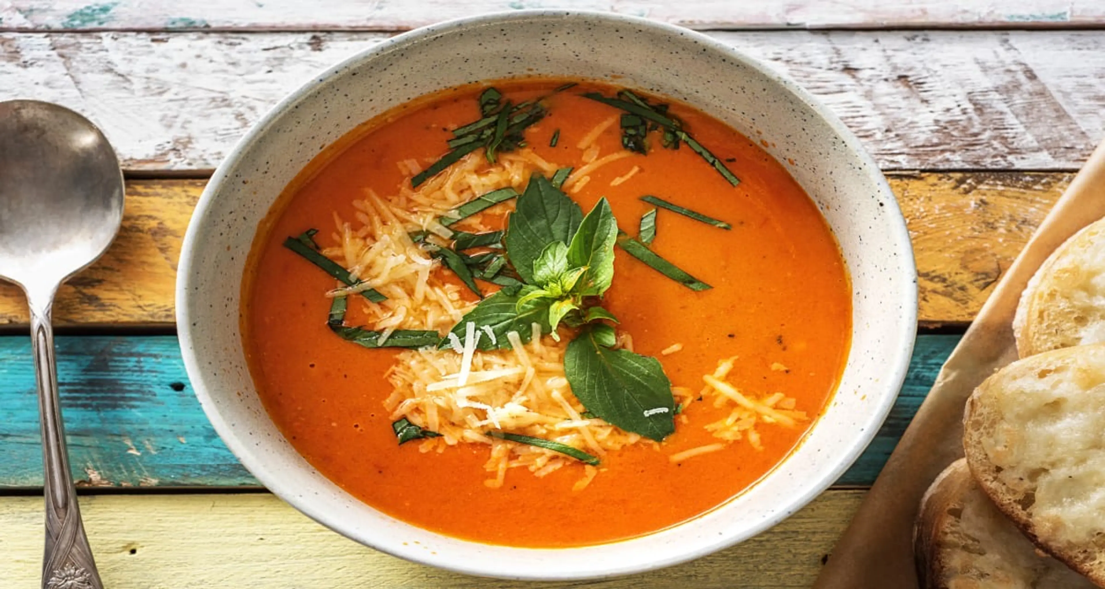 Scharfe Tomaten-Paprika-Suppe mit TABASCO® & Ciabatta