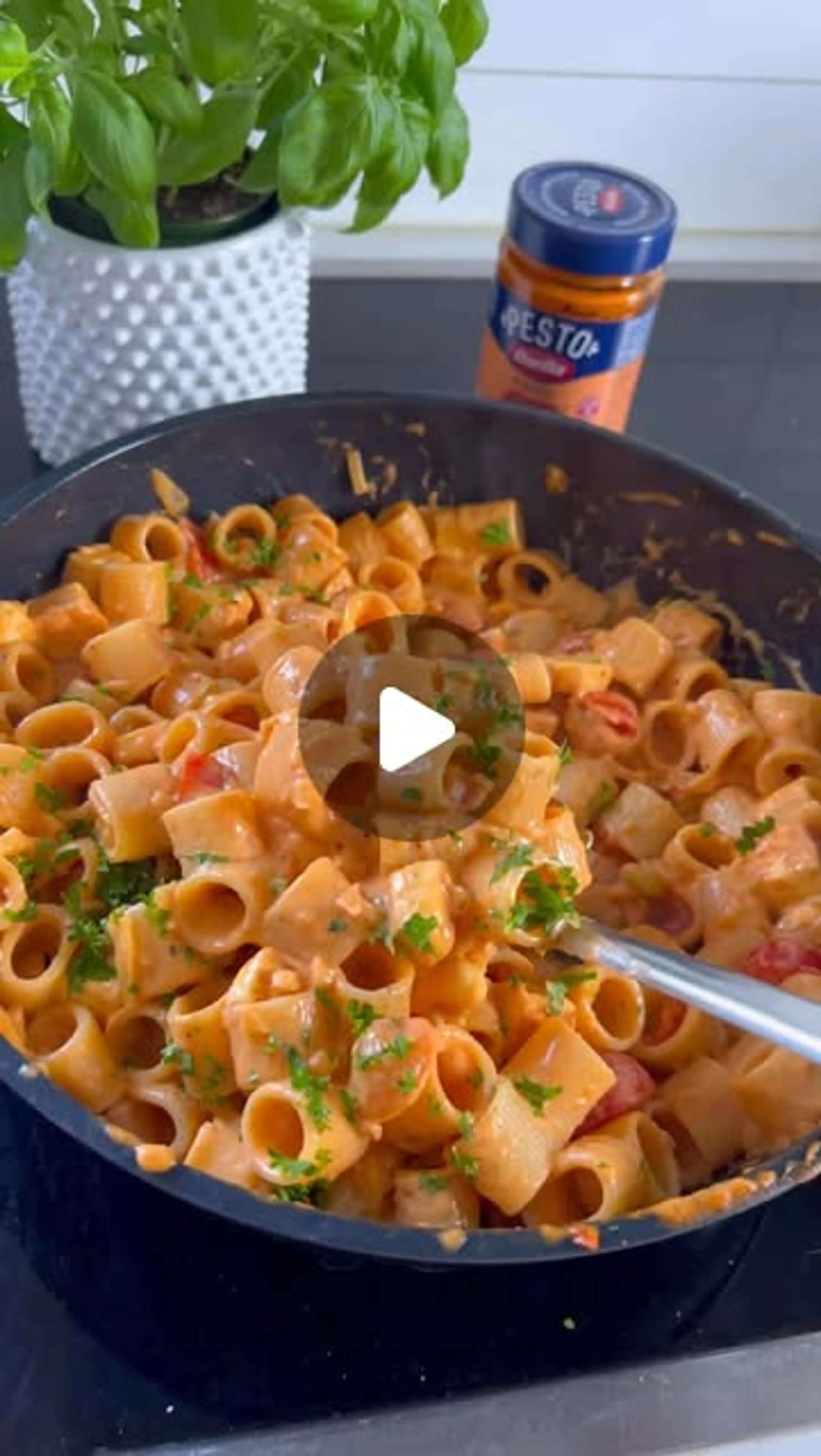 Halloumipasta punaisella pestolla