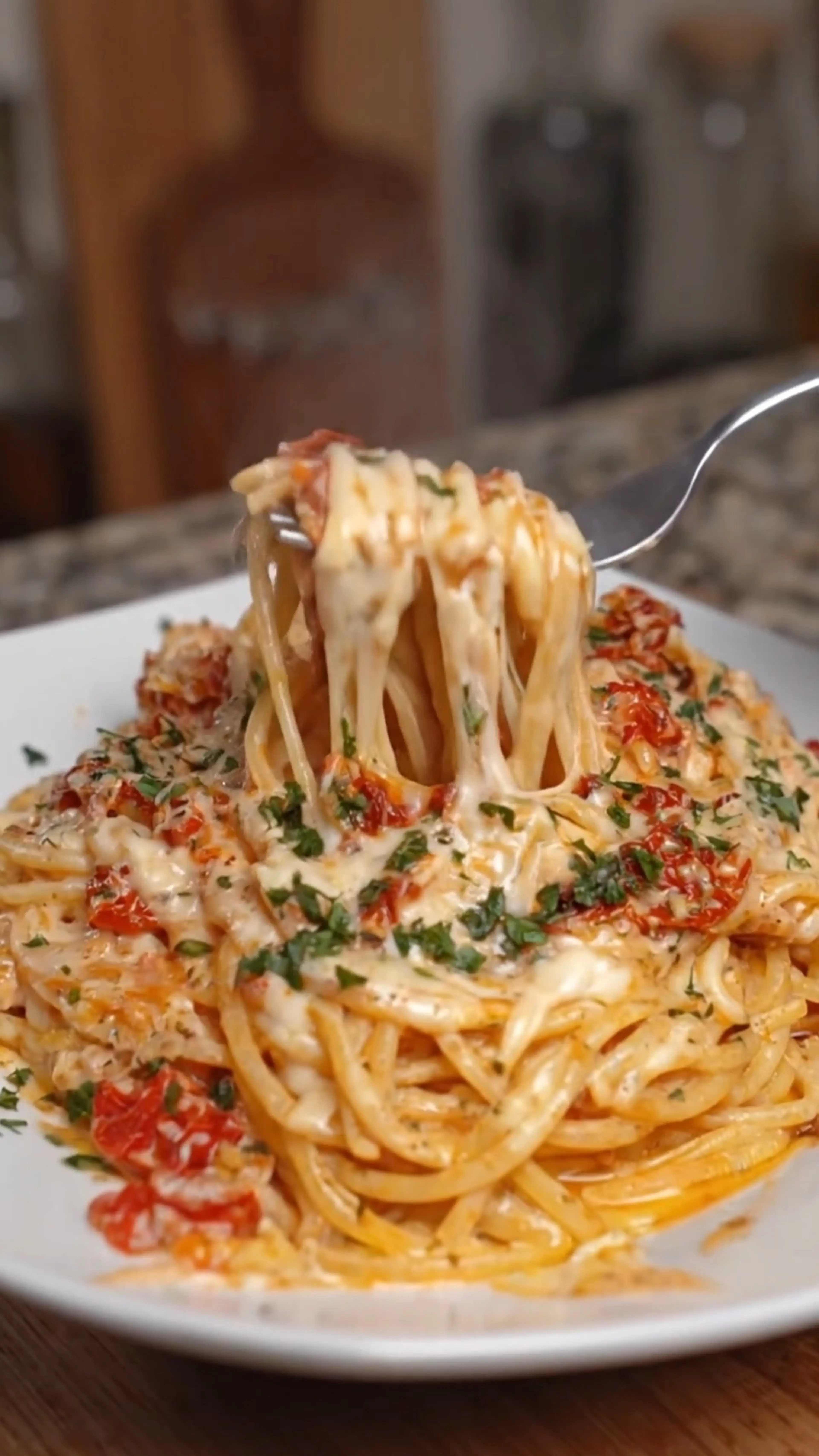 Spaghetti in Garlic Parmesan Cream Cheese Tomato