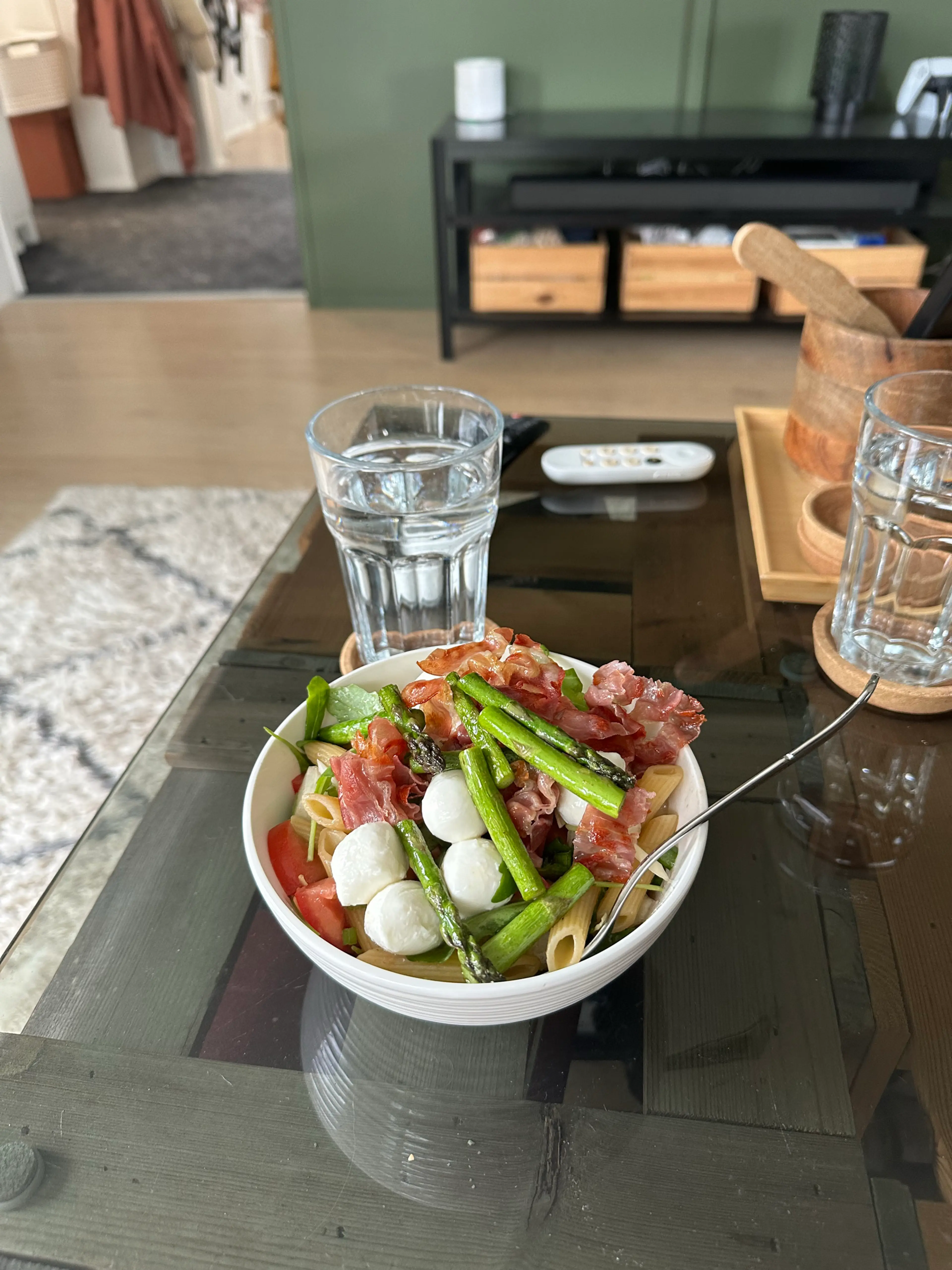 Pastasallad med lufttorkad skinka och mozzarella