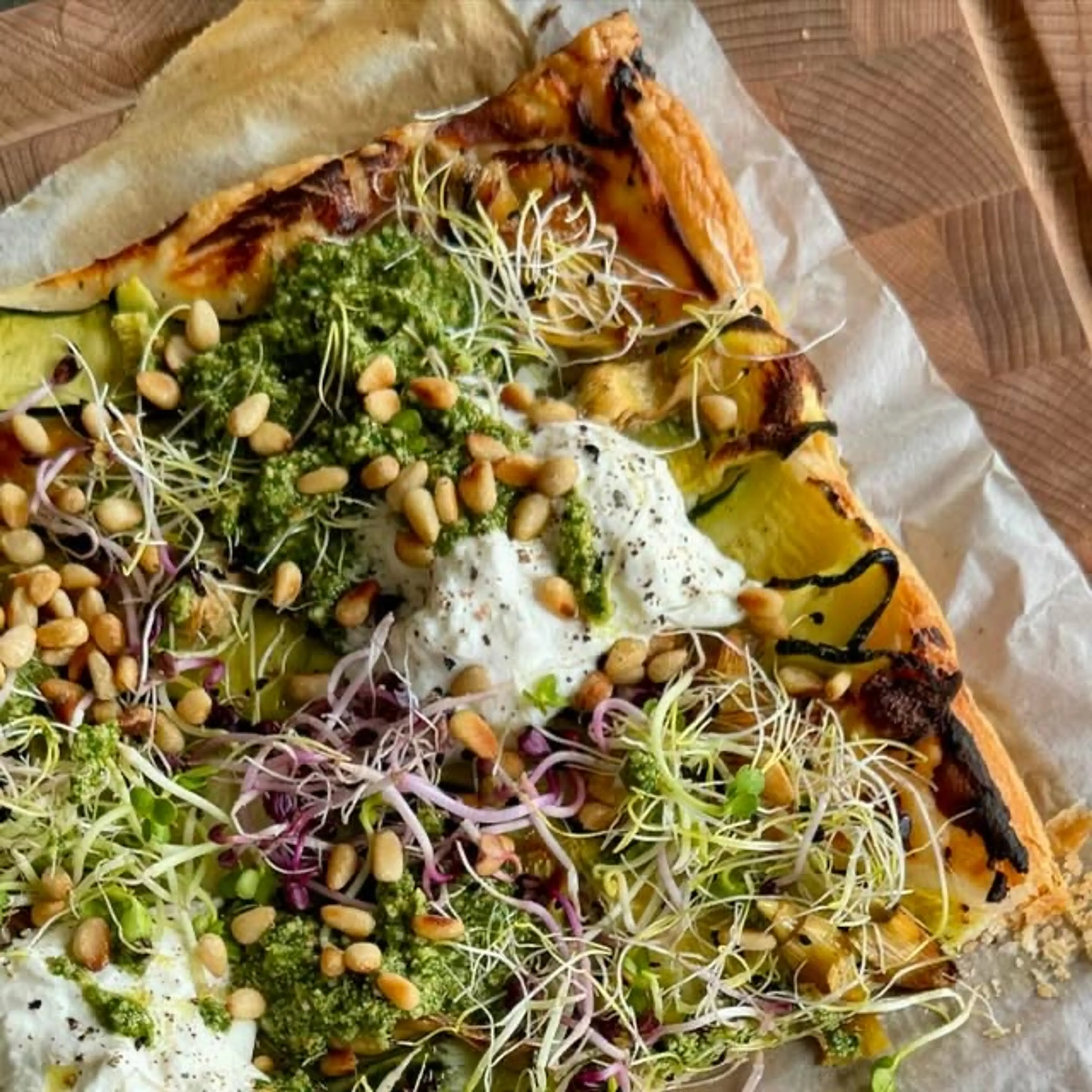 Groene Plaattaart Met Courgette, Artisjok, Burrata, Citroenr