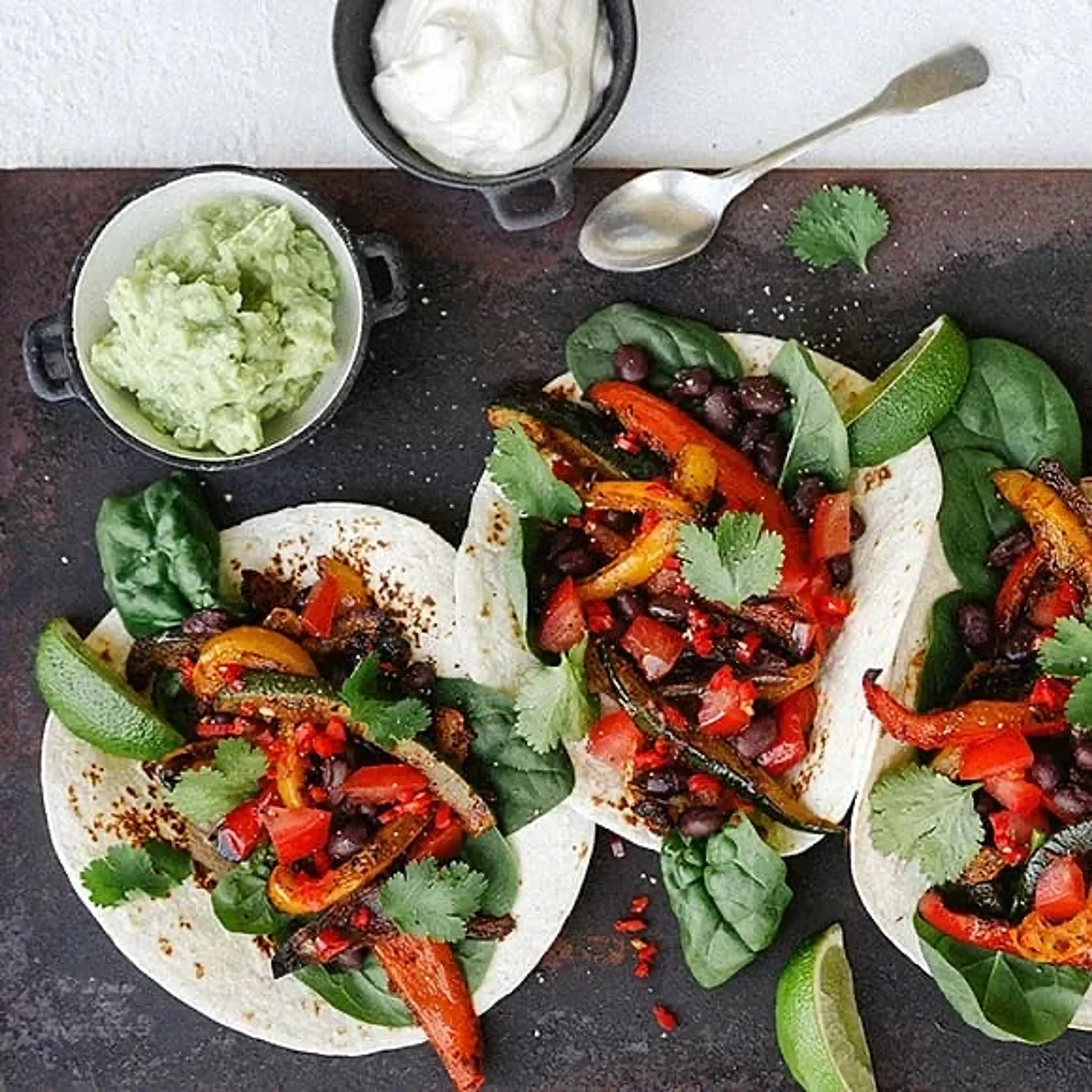 Fajitas med rostade grönsaker, svarta bönor och guacamole