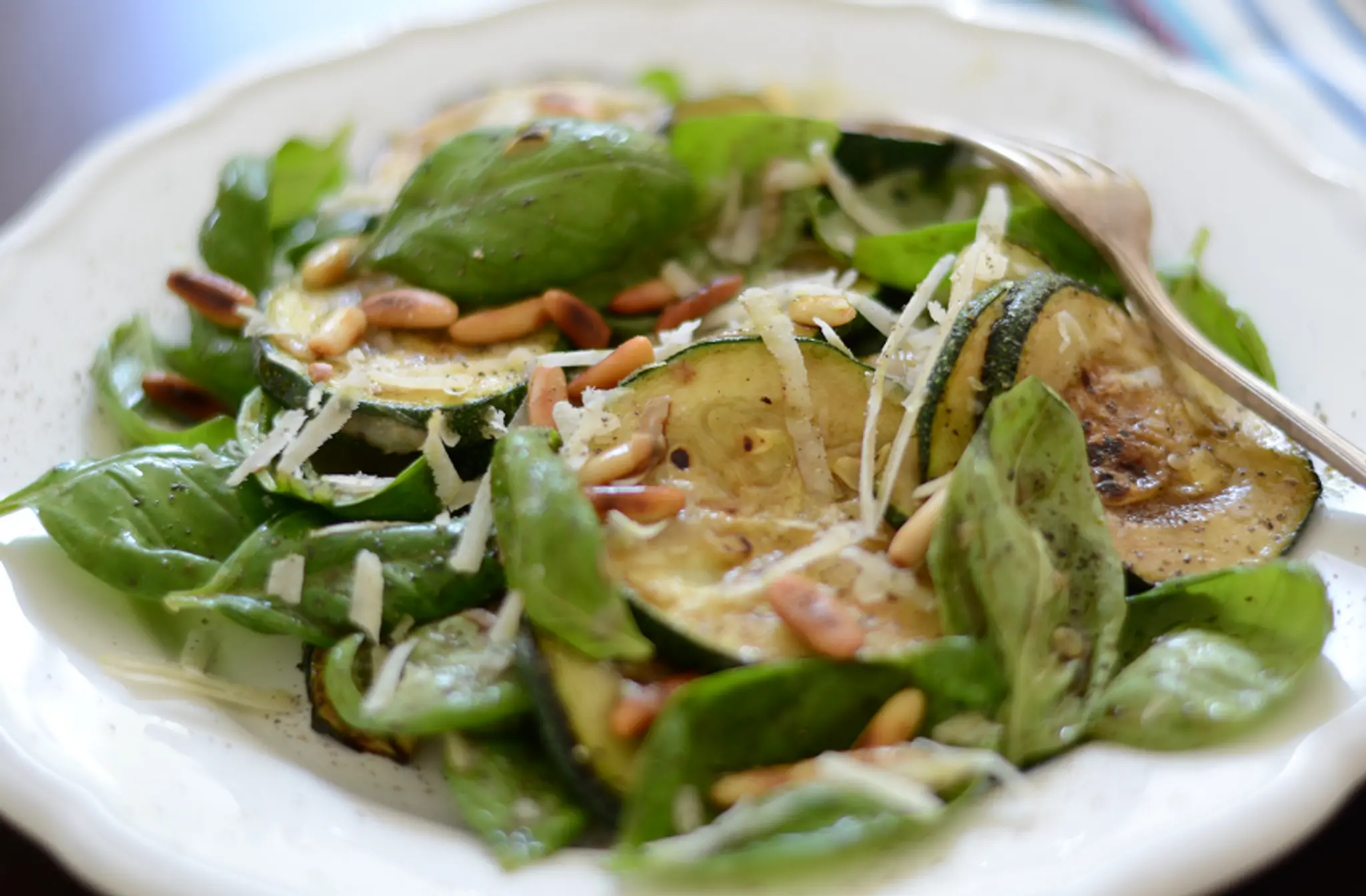 Zucchini-Salat mit Basilikum
