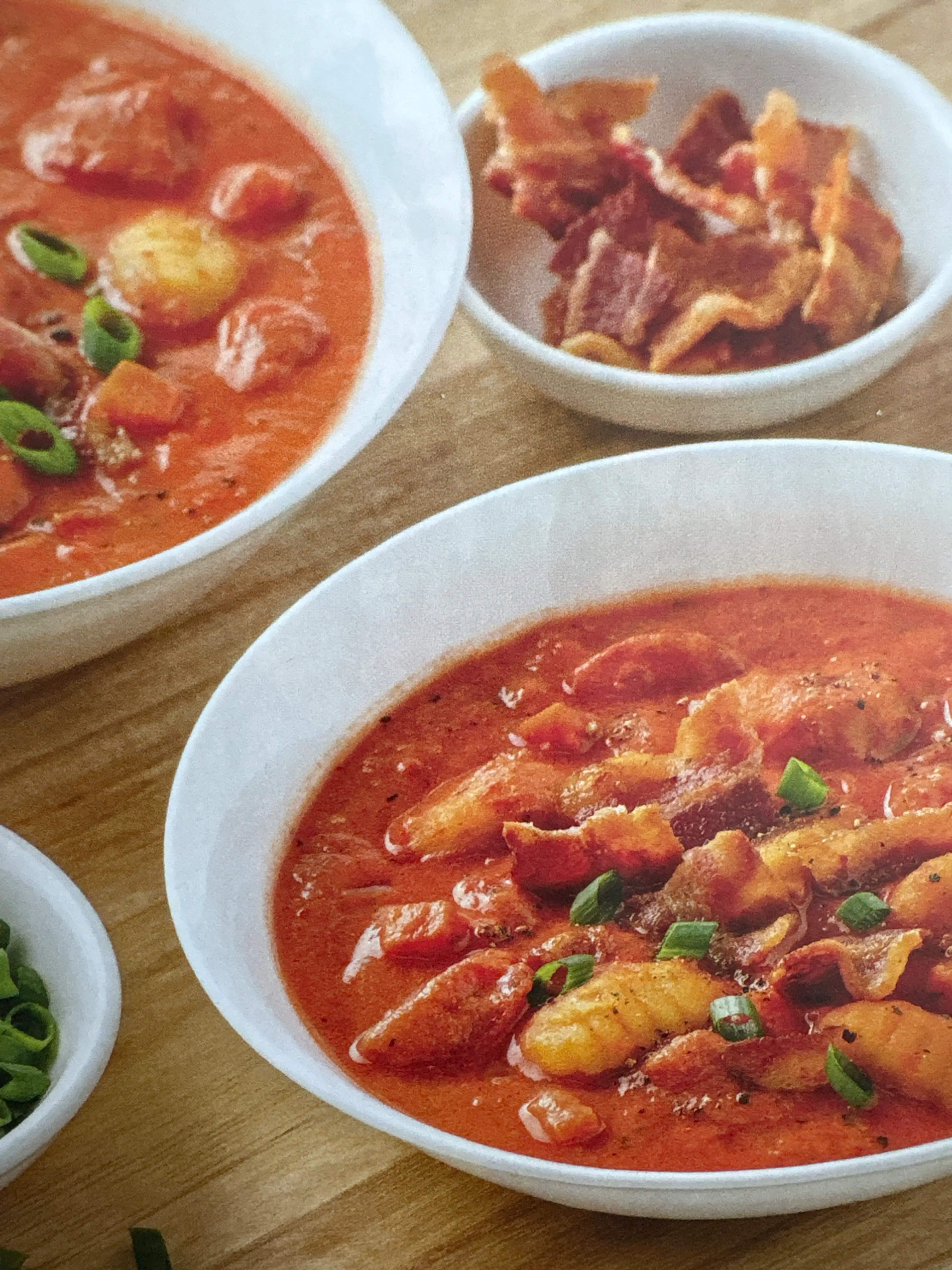 Soupe crémeuse aux tomates, gnocchis et bacon