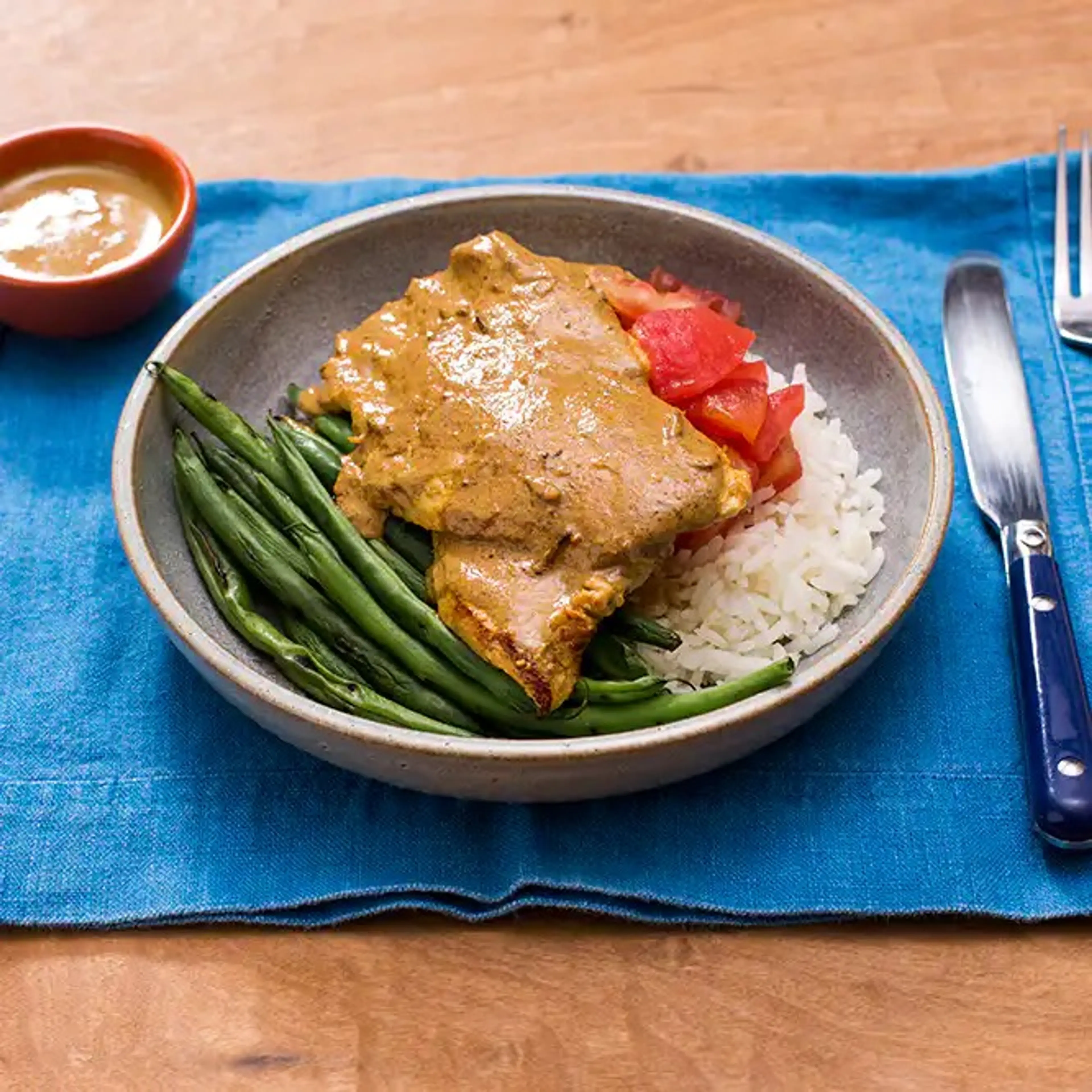 Bife de frango com marinada de iogurte e curry