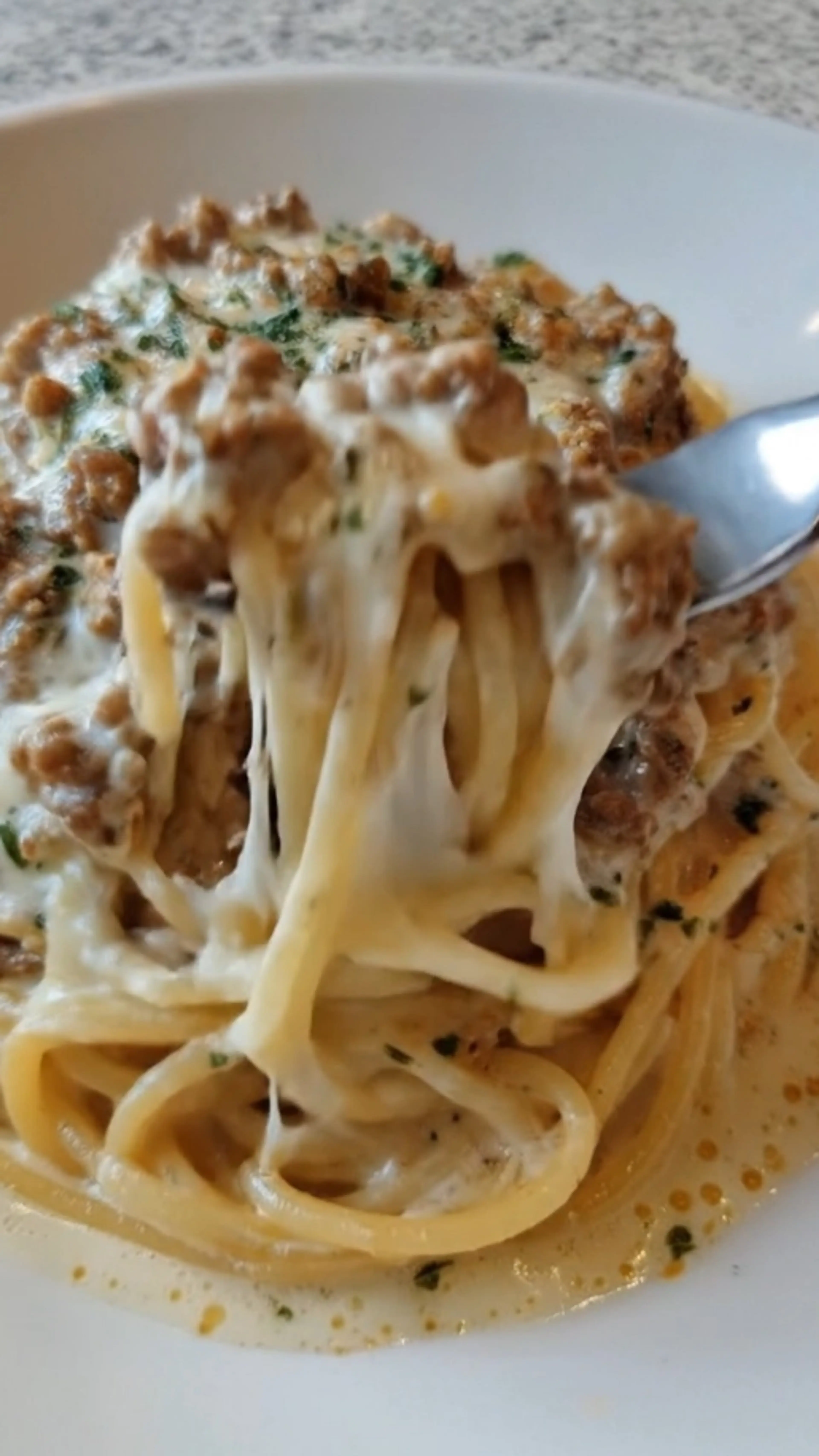Creamy Garlic Beef Spaghetti in Parmesan Cheese Sauce