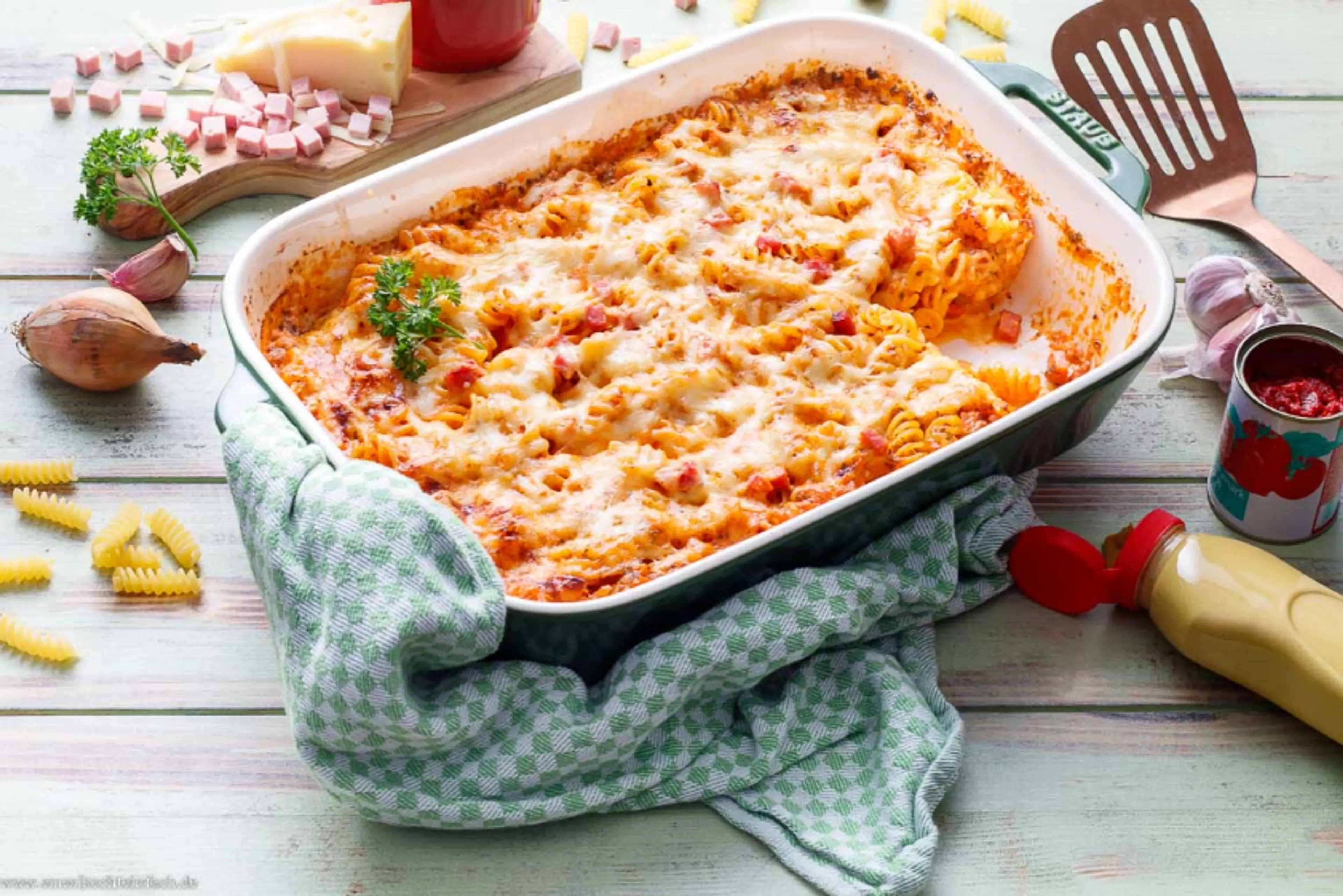 Nudelauflauf mit Schinken und Käse