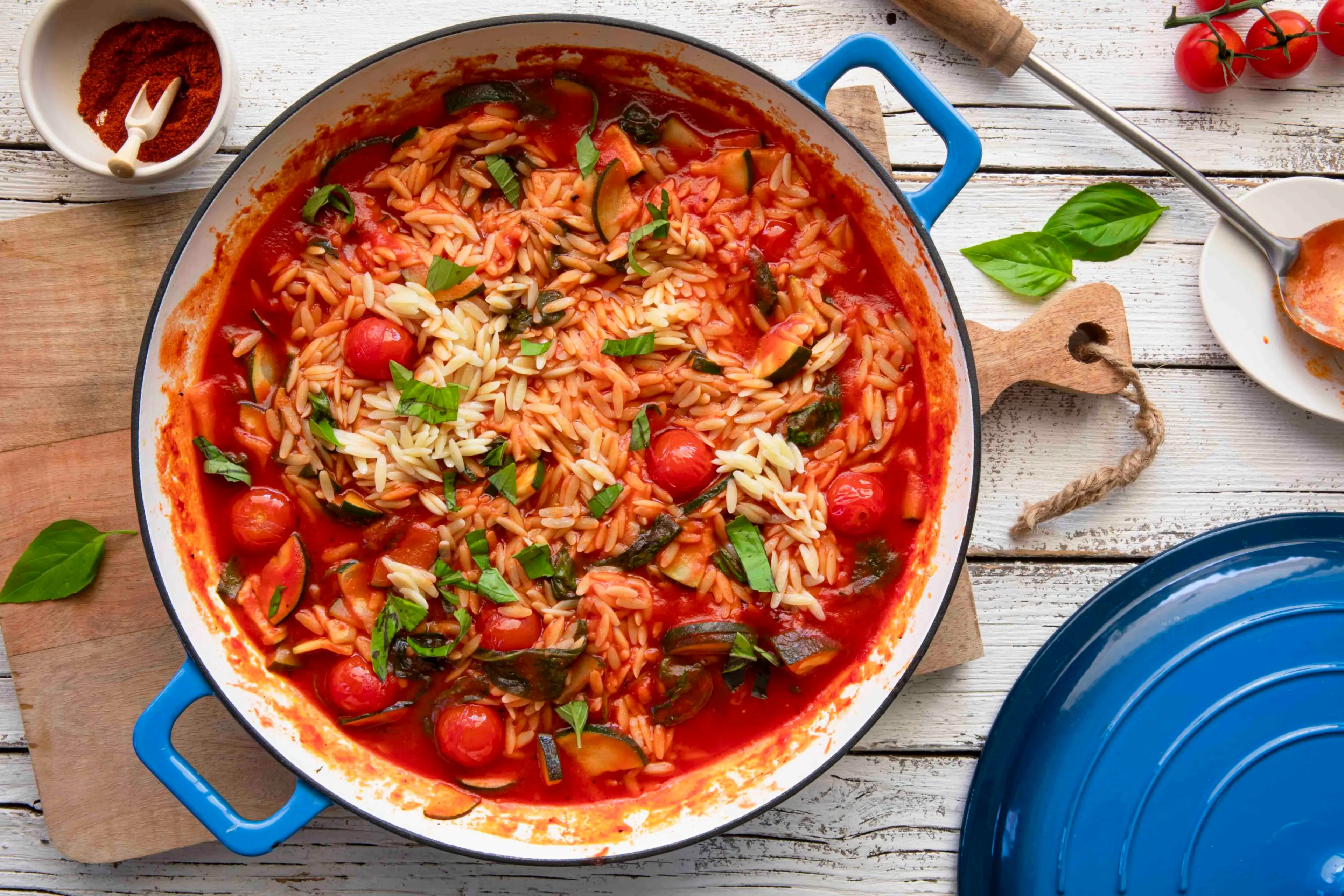 Orzo pasta met courgette, tomaat en spinazie