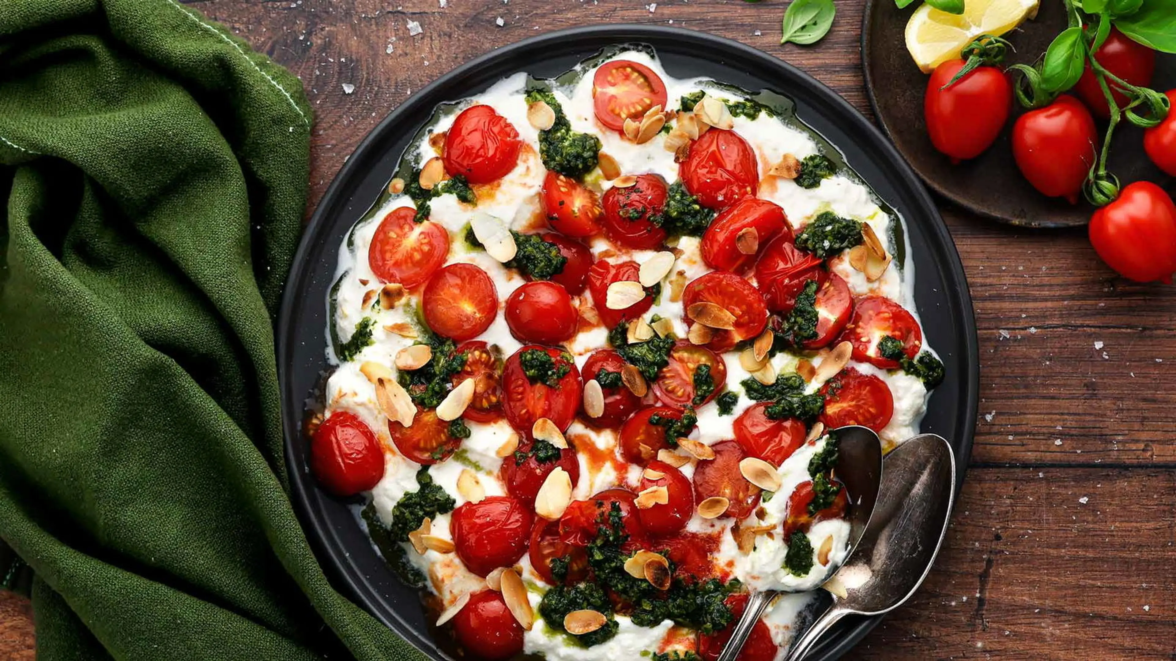 Geröstete Tomaten auf kühler Zitronen-Creme mit Basilikum-Pe