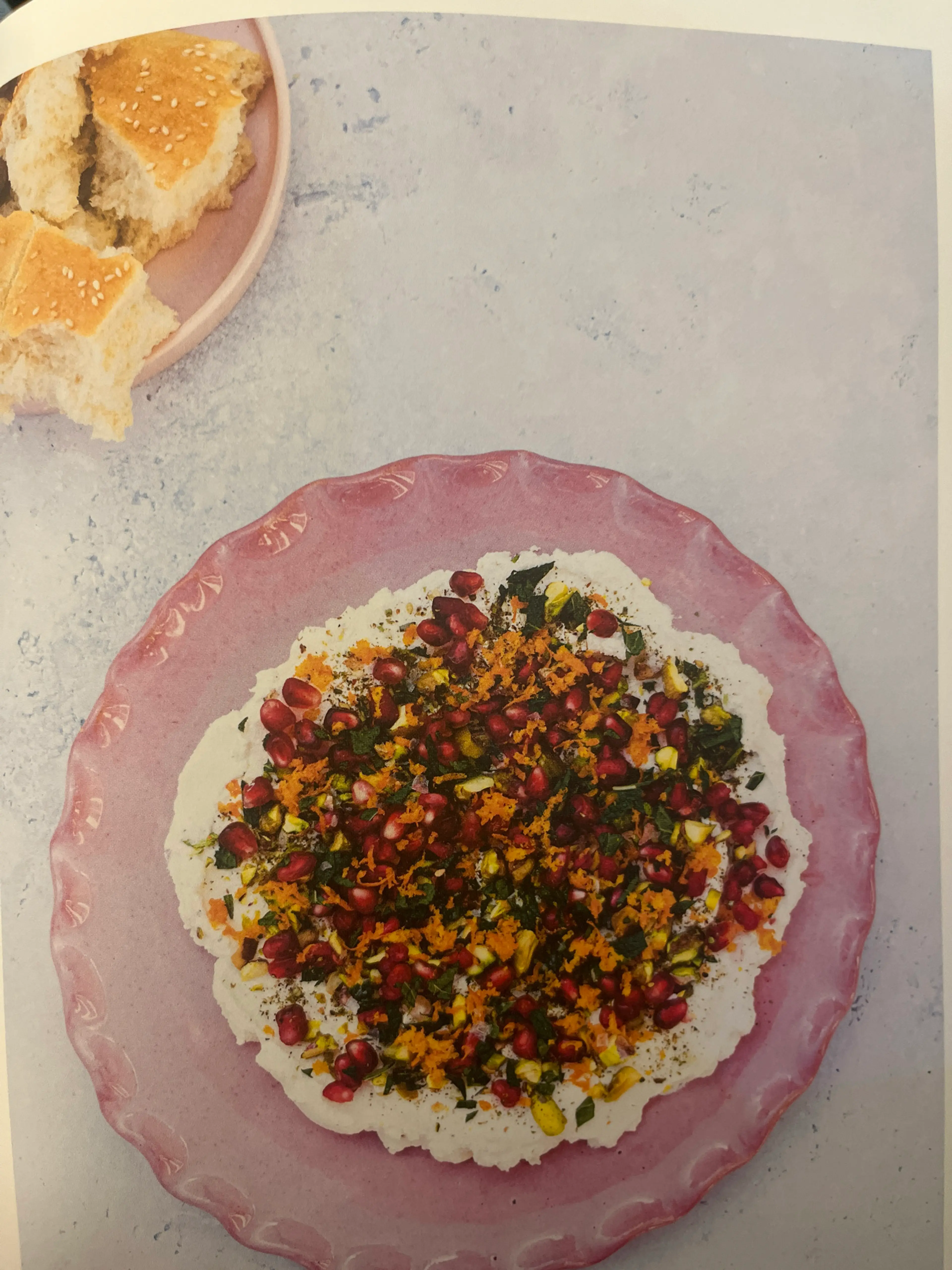 LABNEH MET PISTACHE, GRANAATAPPEL, MUNT ÈN SINAASAPPEL