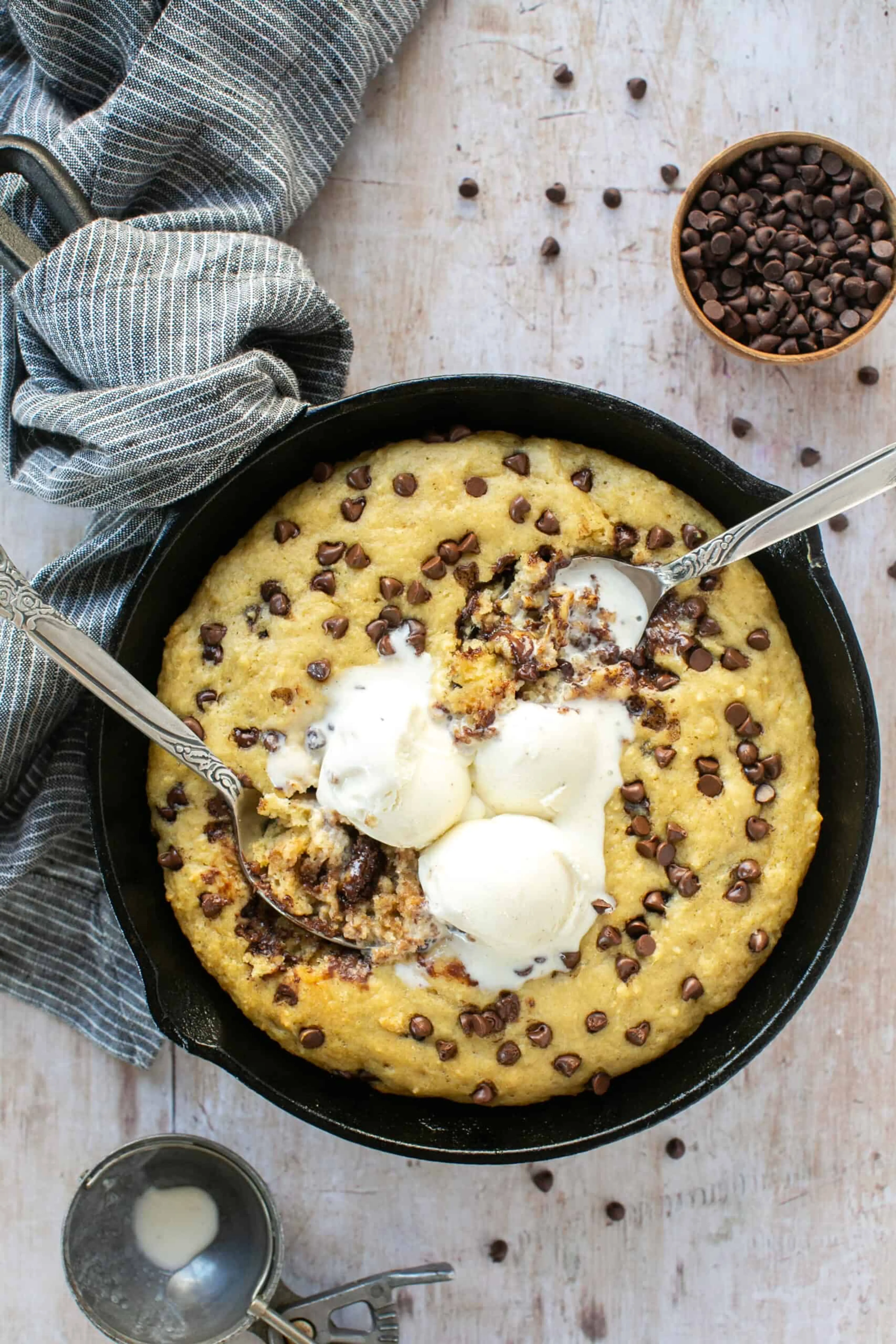 Gooey Chocolate Chip Skillet Cookie (Pizookie)