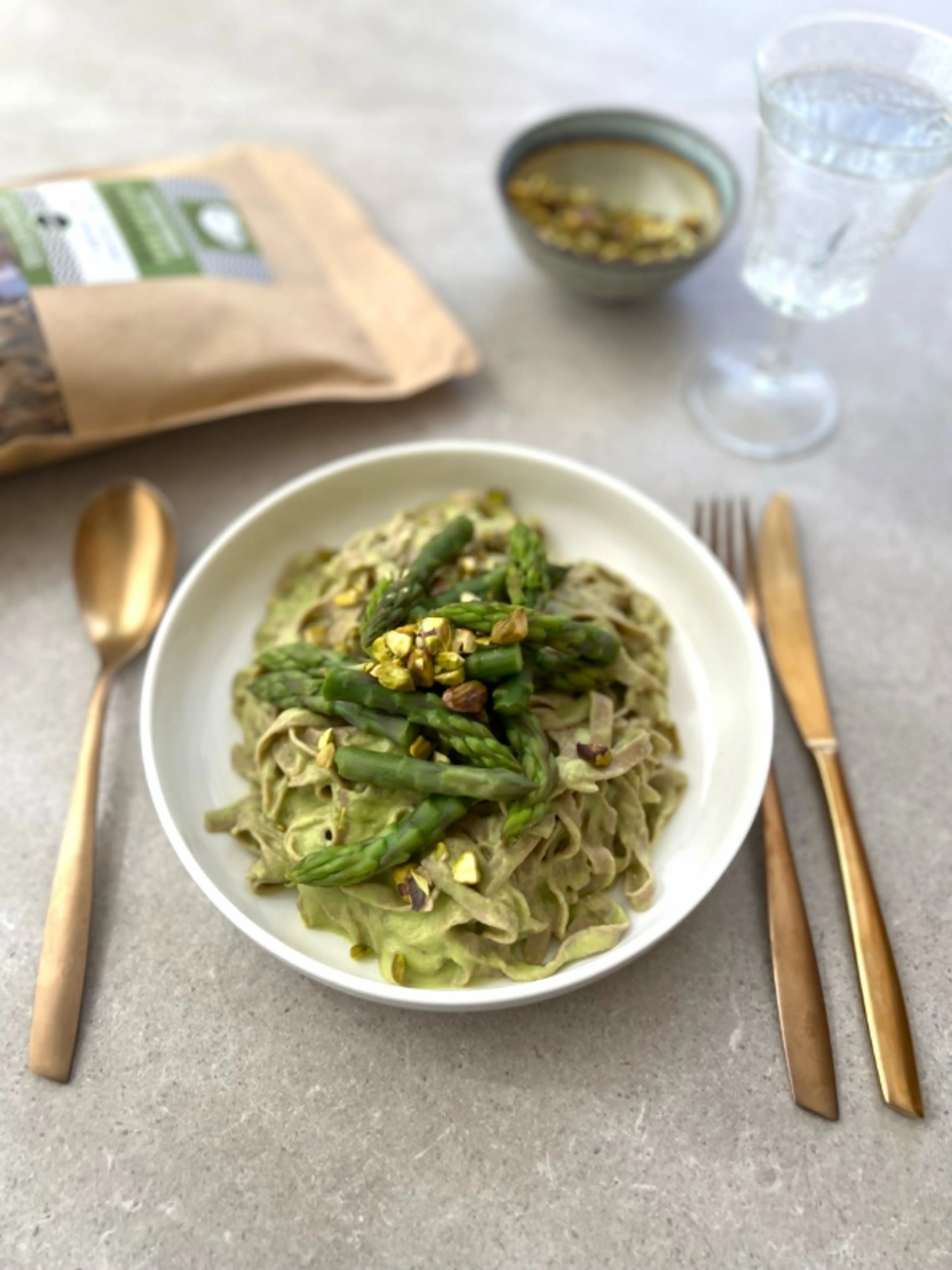 vegan tagliatelle met groene asperges en pistachenoten