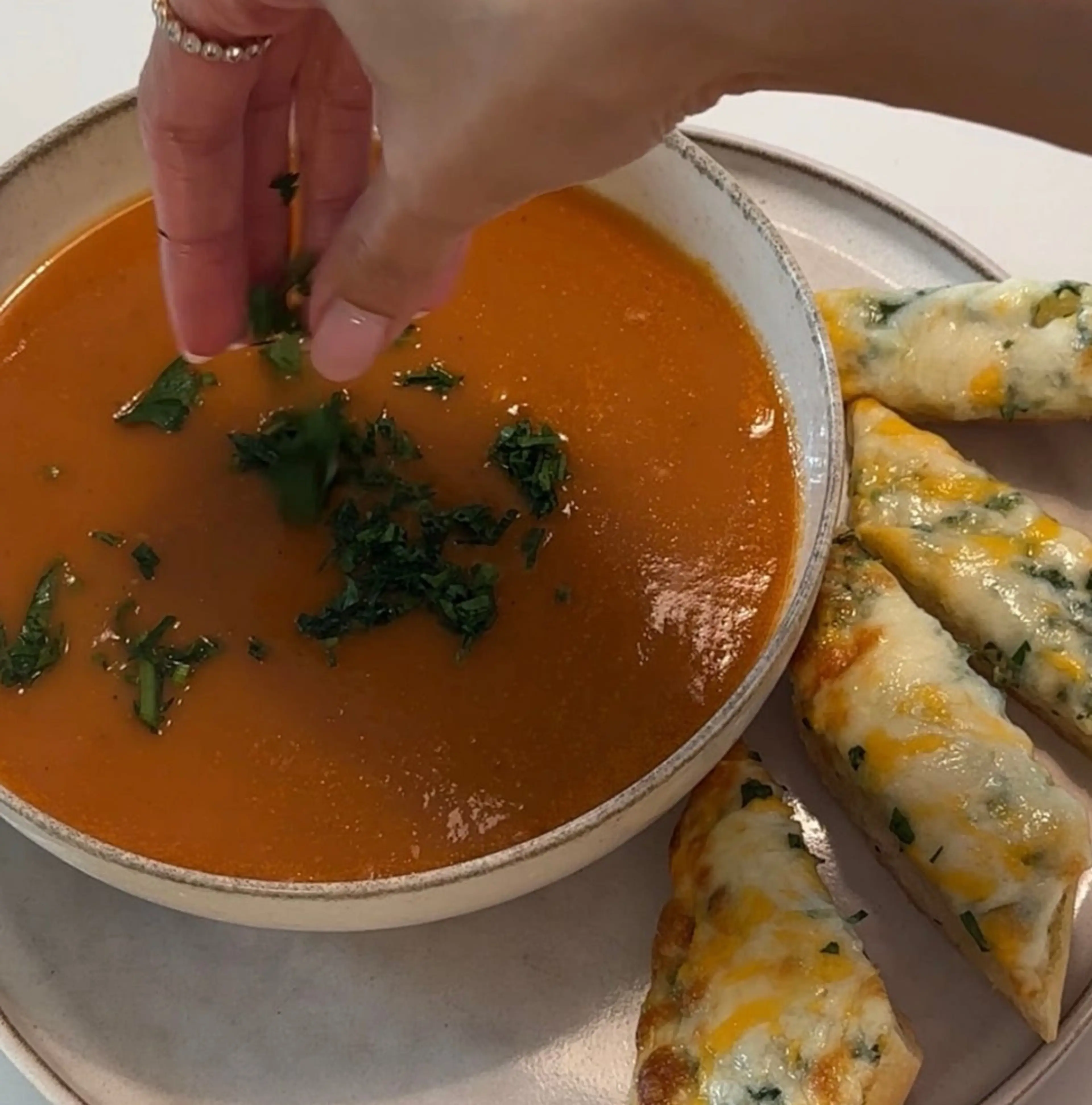 ROASTED TOMATO SOUP W/GARLIC BREAD