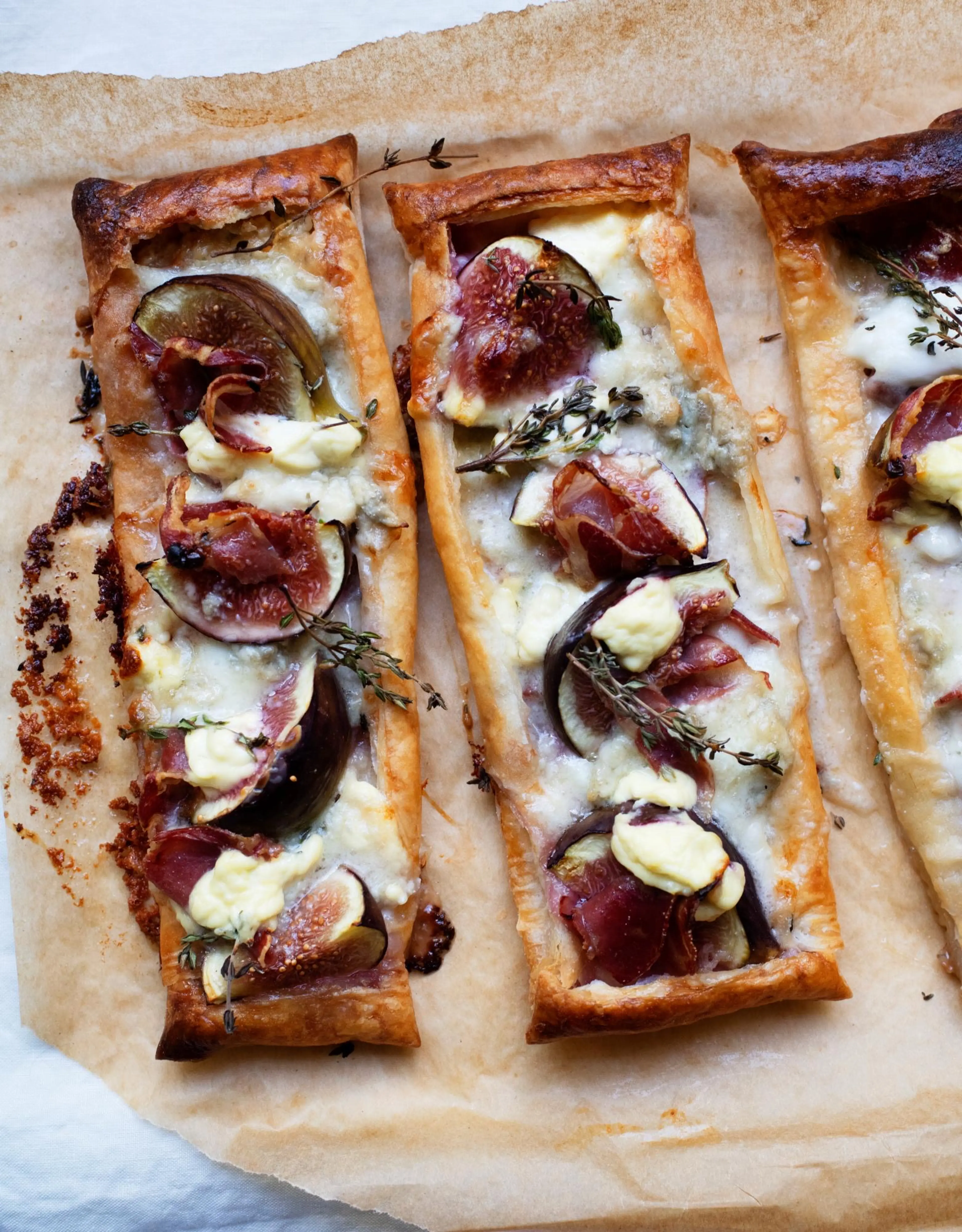 Tarte mit Coppa, Feigen und Gorgonzola