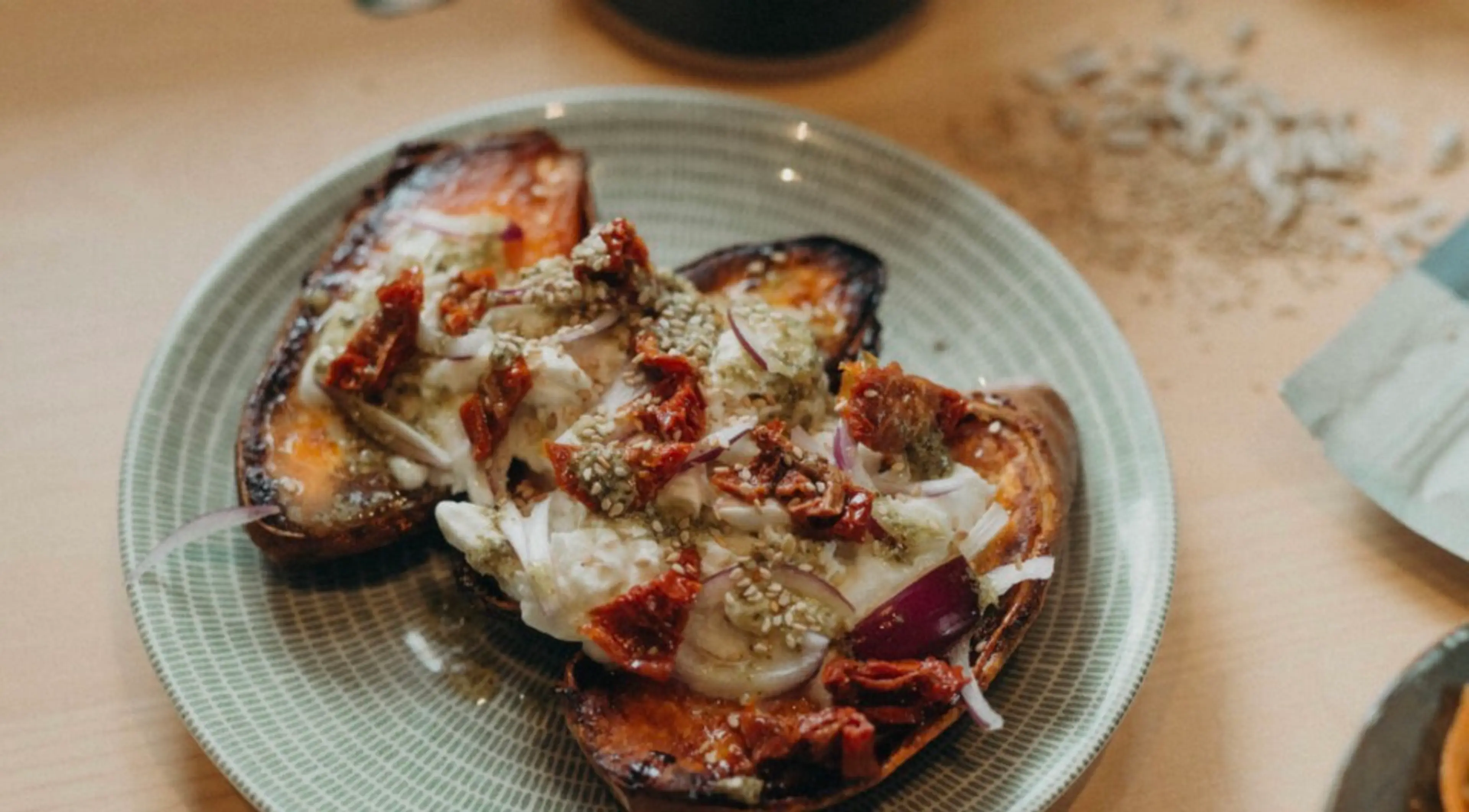 Ugnsbakad sötpotatis med toppings