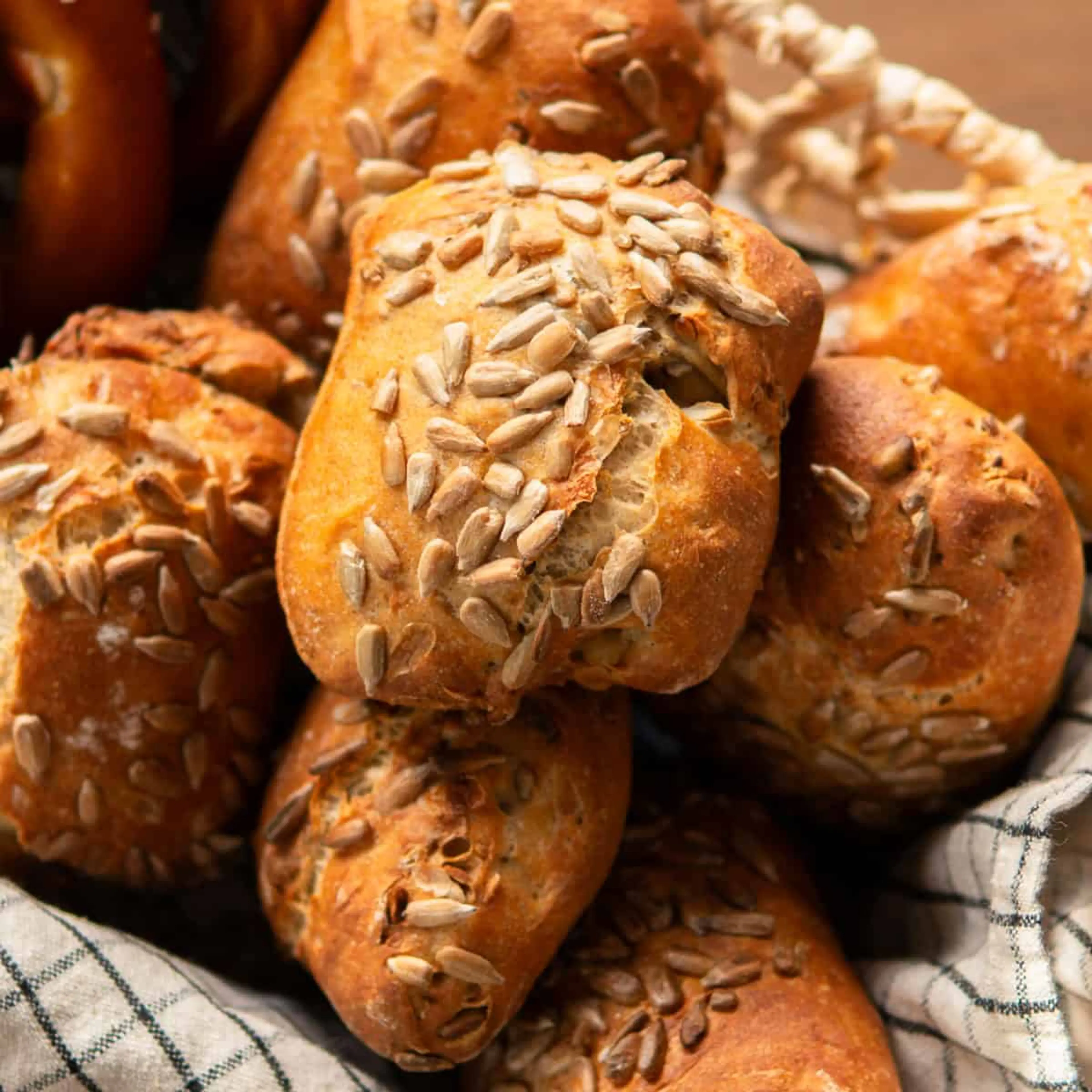 Brötchen (German rolls with sunflower seeds)