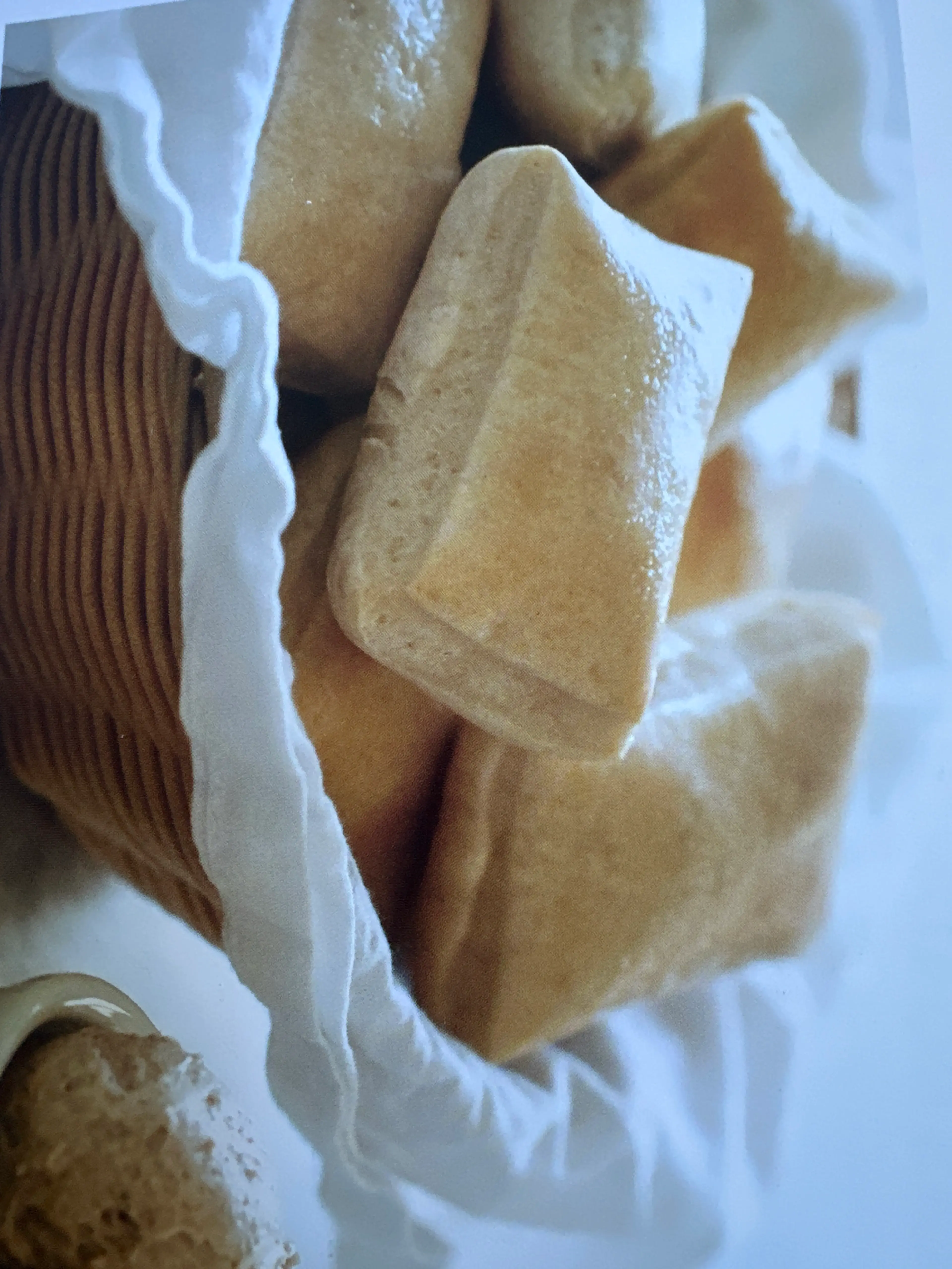 TEXAS ROADHOUSE ROLLS WITH CINNAMON HONEY BUTTER