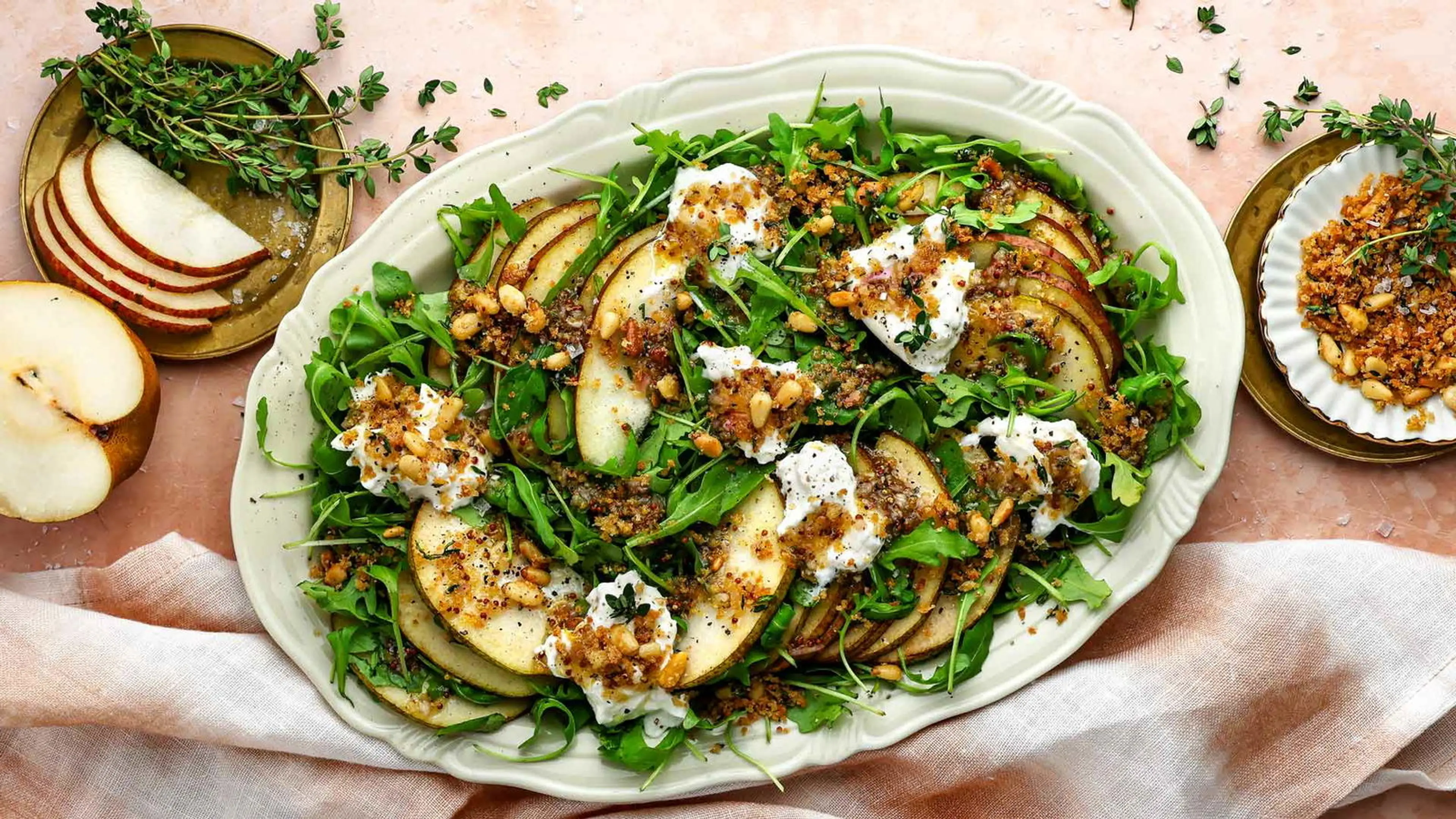 Birnen-Burrata-Salat mit knusprigem Pinienkern-Topping