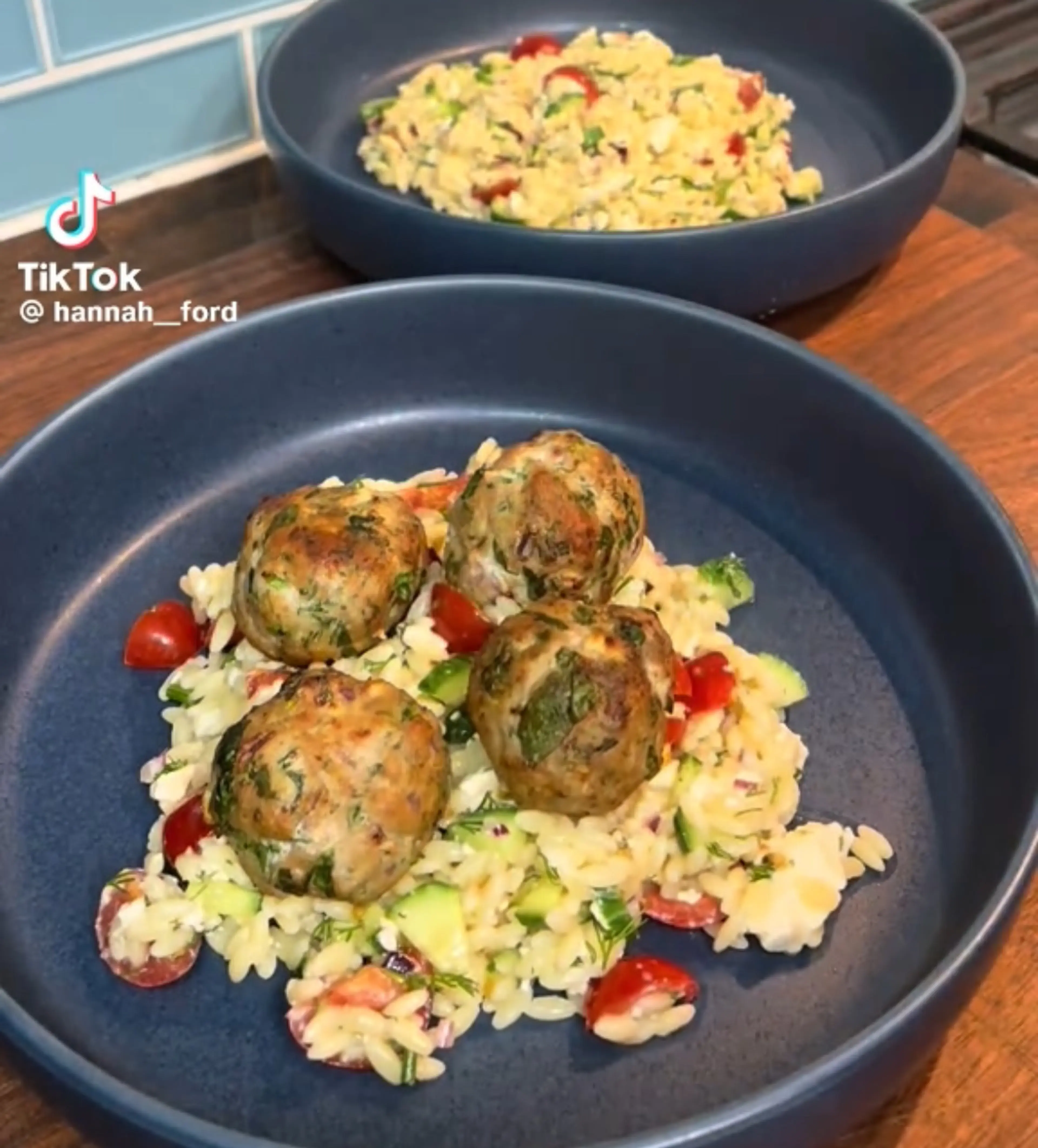 Salade D’orzo Méditerranéenne avec Boulettes à la Grec