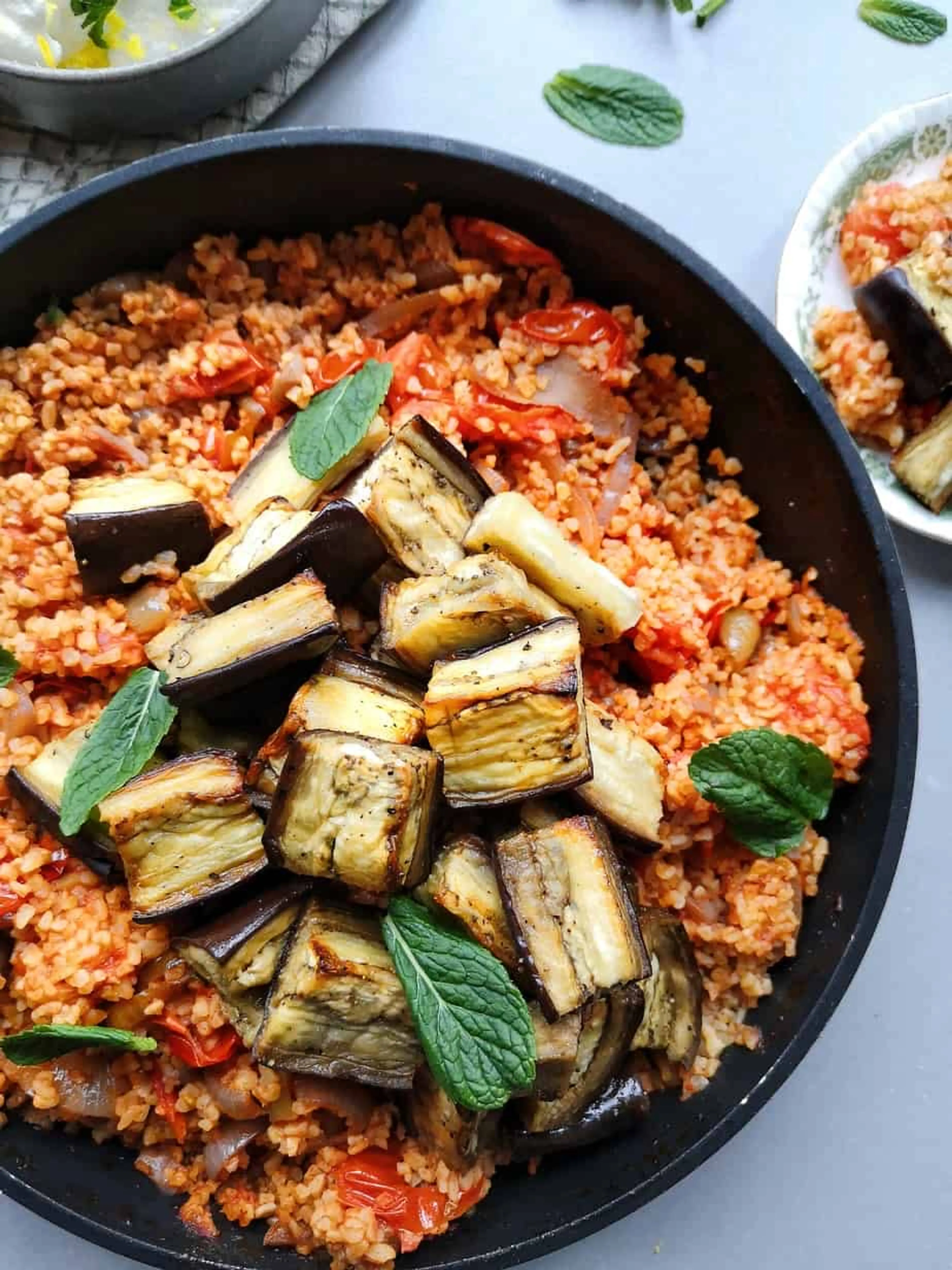 Tomatenbulgur met gegrilde aubergines en citroenyoghurt van