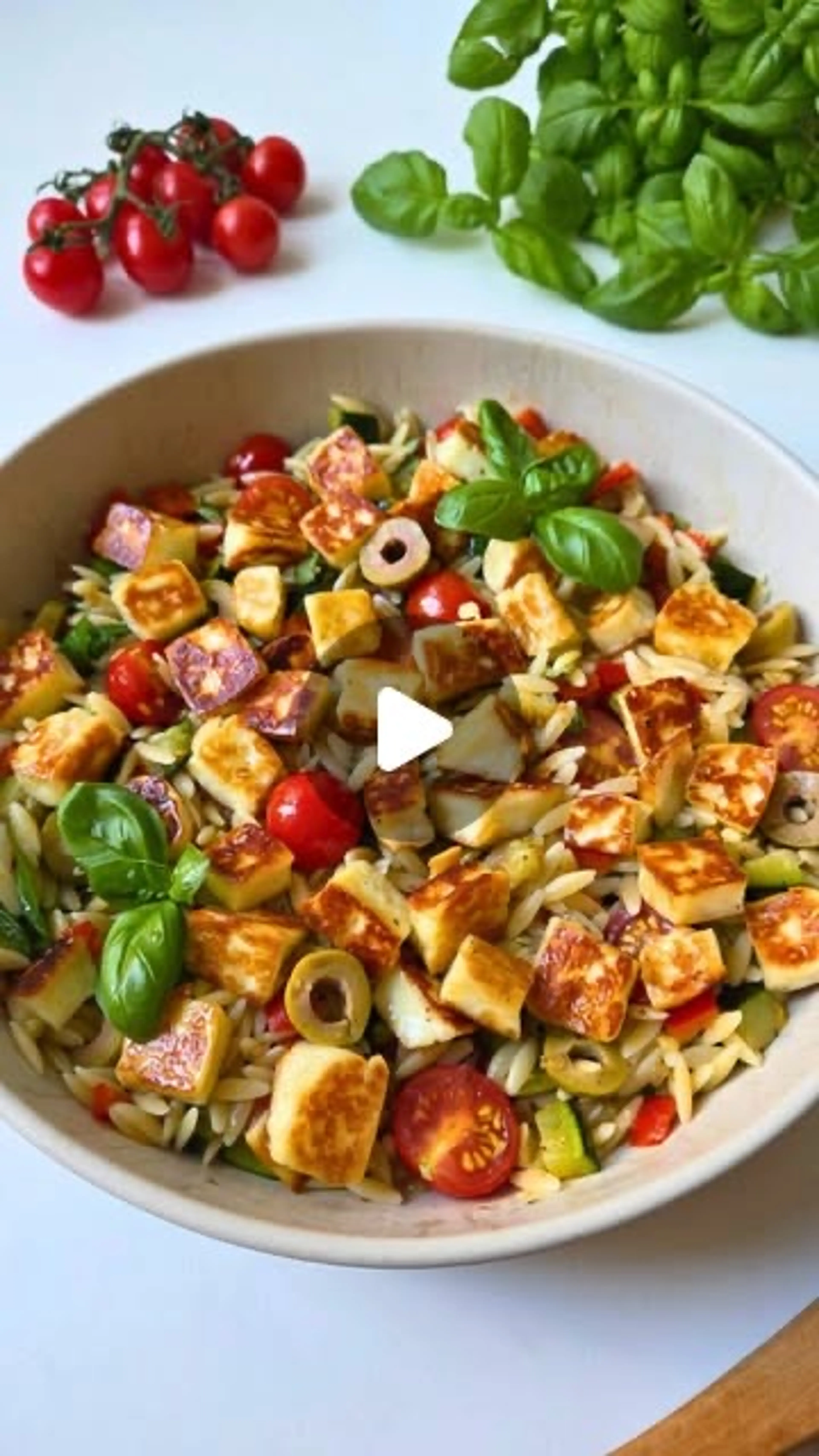 Mediterraner Orzo-halloumi-salat