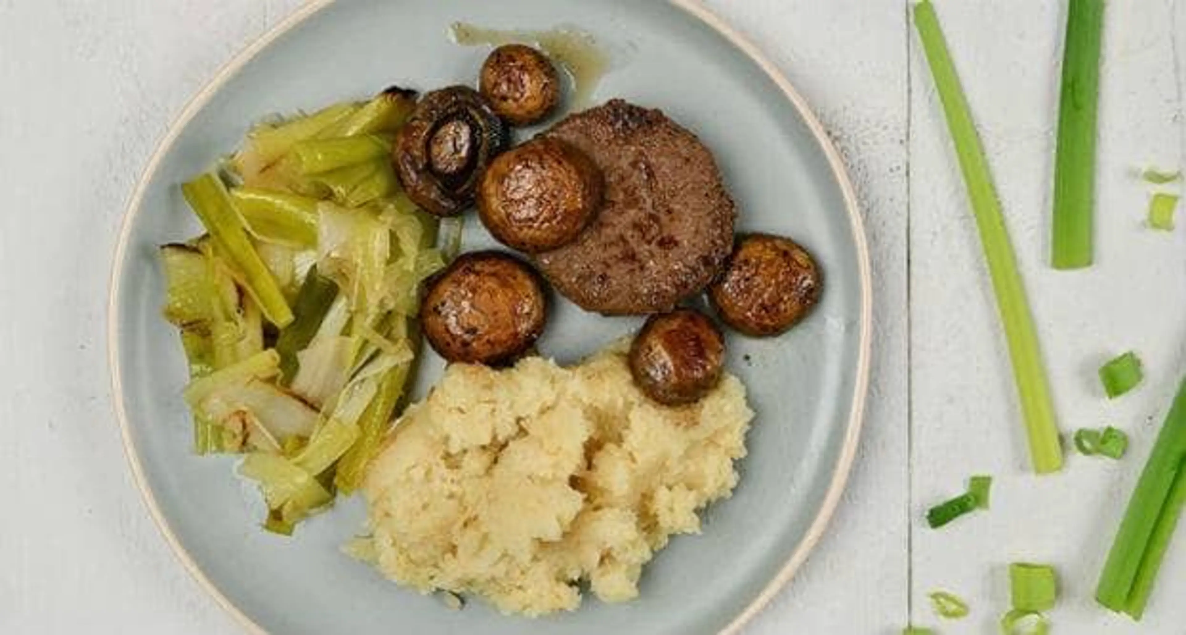 aardpeerpuree met preirolletjes en veggieburger