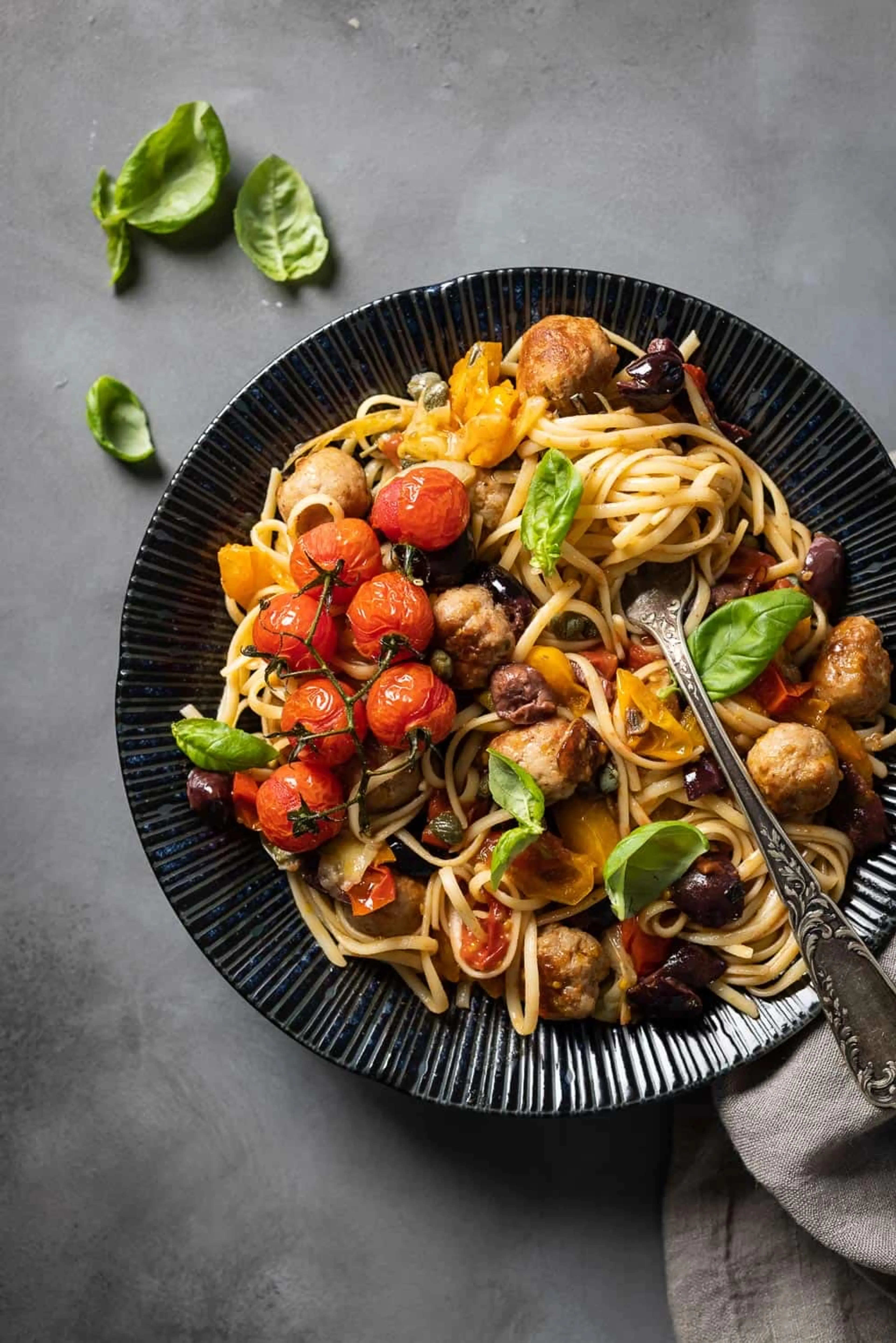 Linguine met venkelworst en gekarameliseerde tomaten