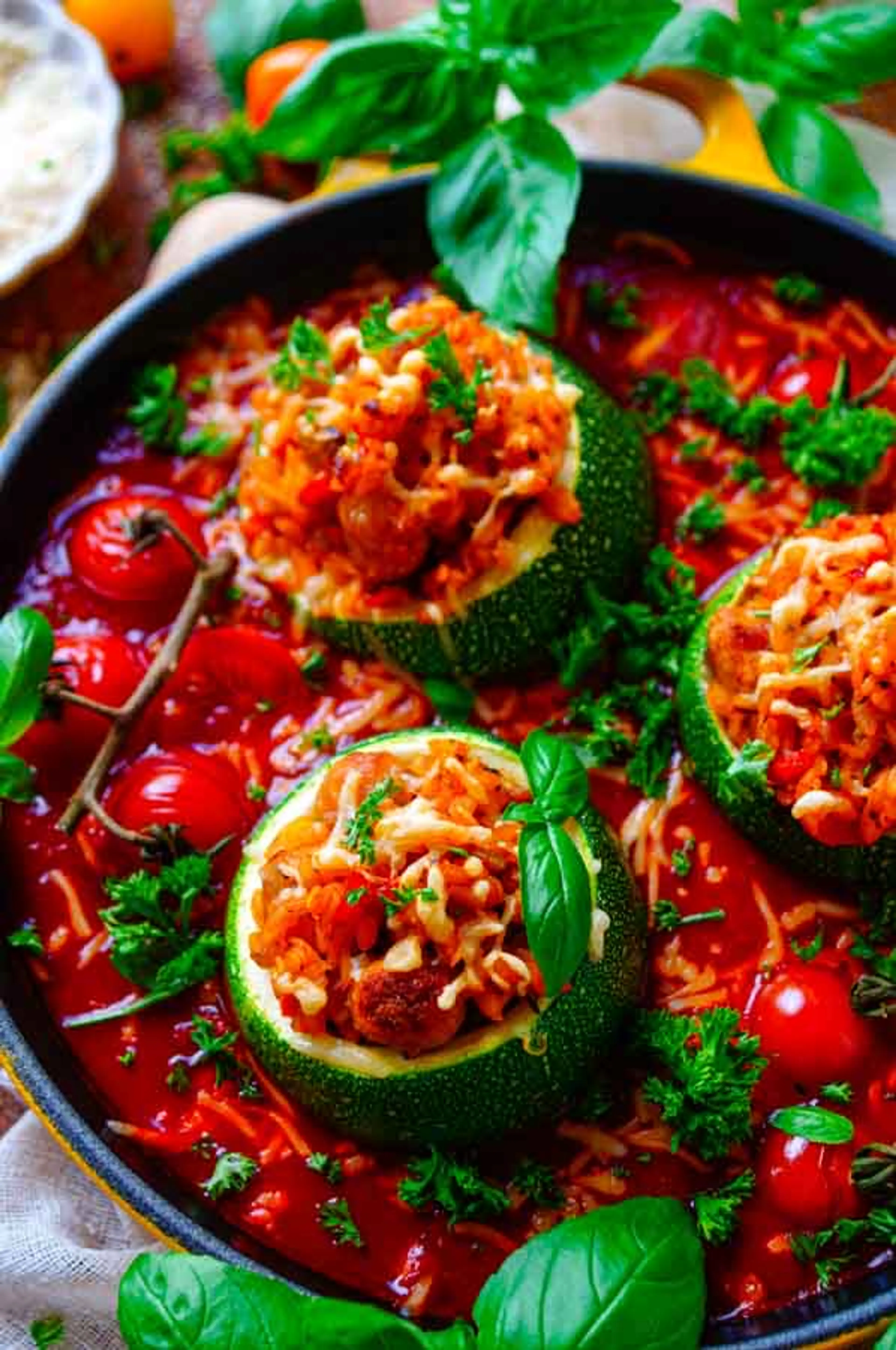 Gevulde courgette met pasta en chipolata