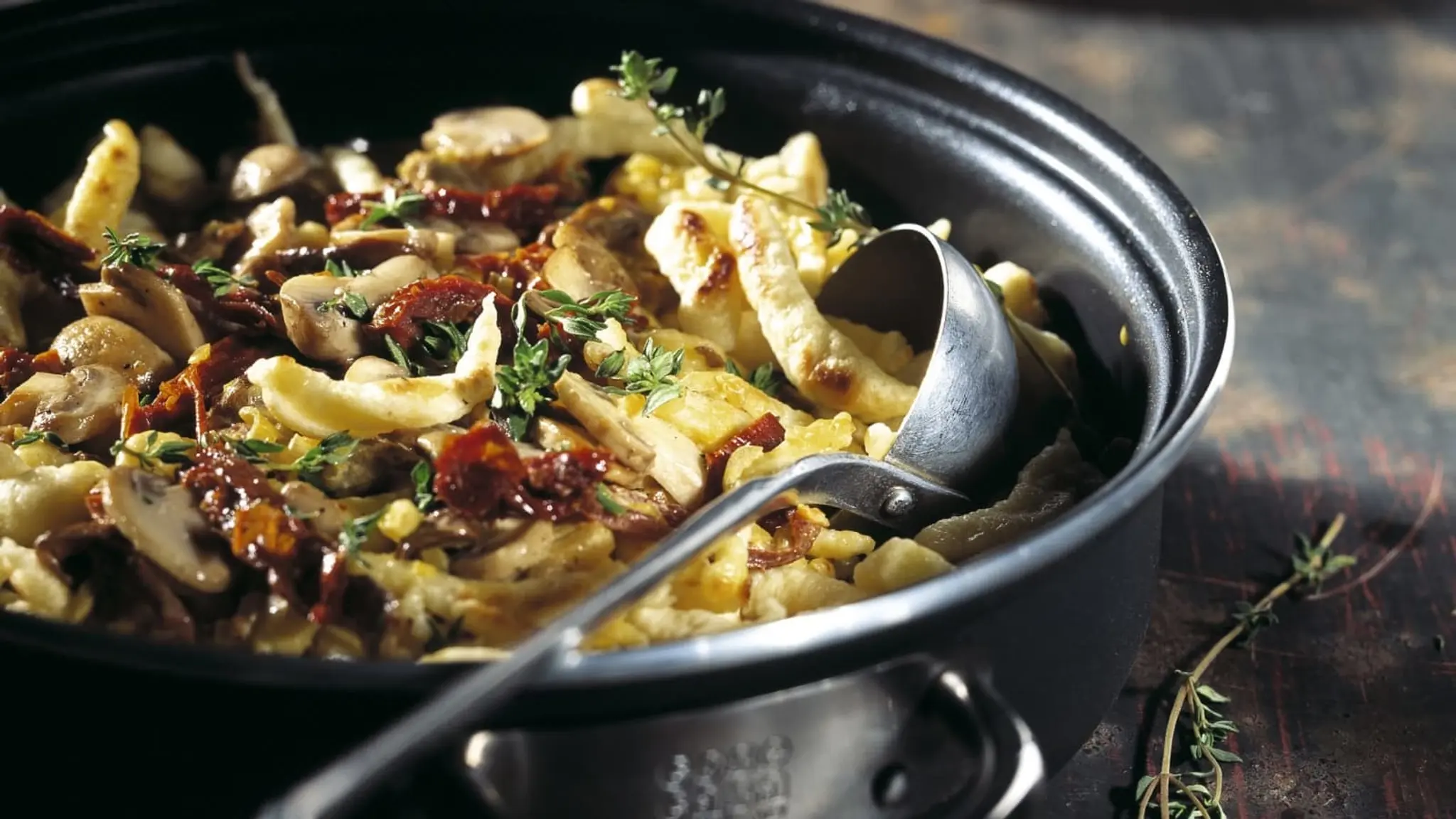 Spätzlipfanne mit Pilzen und Dörrtomaten