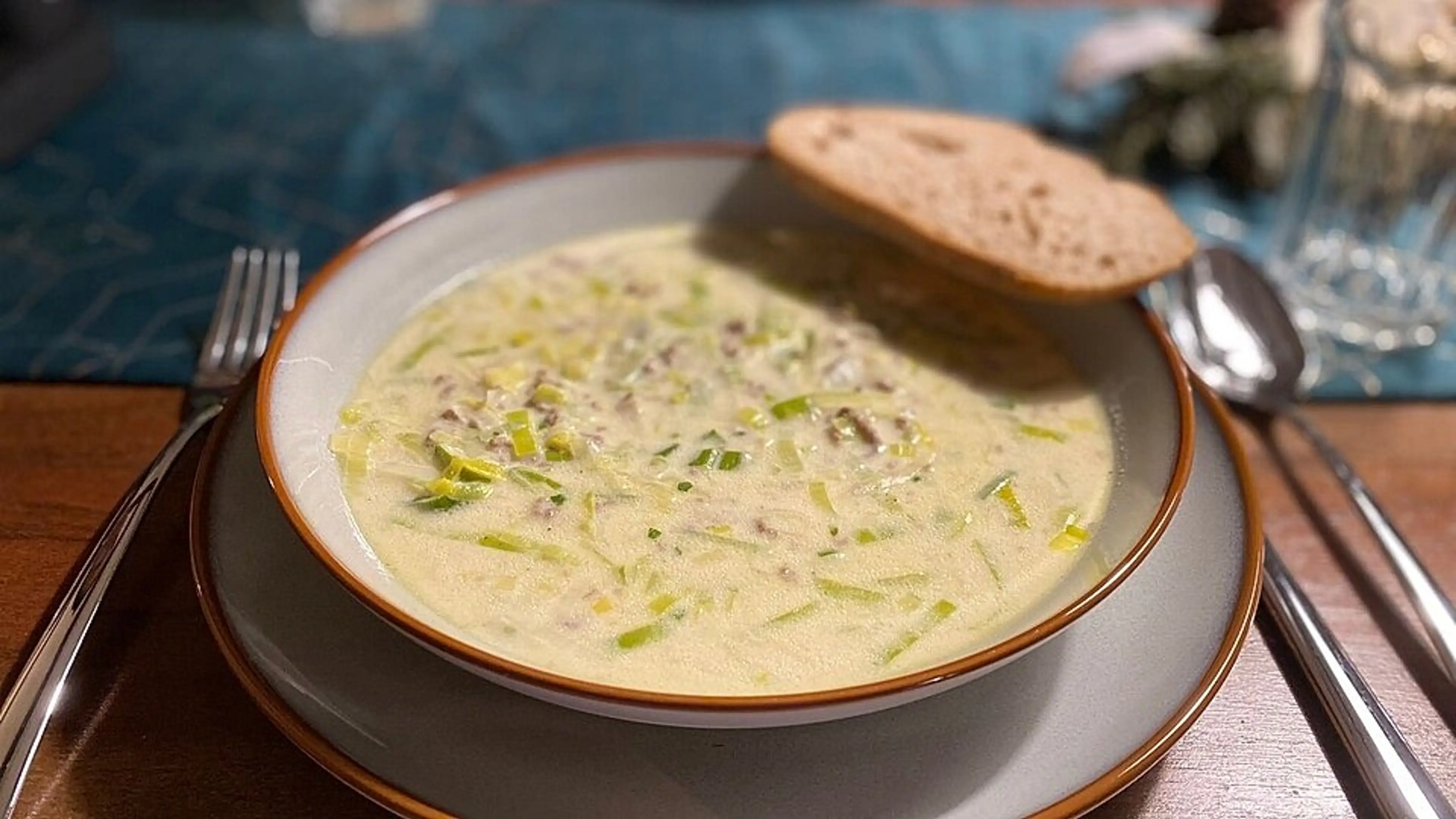 Käse-Lauch-Suppe mit Hackfleisch