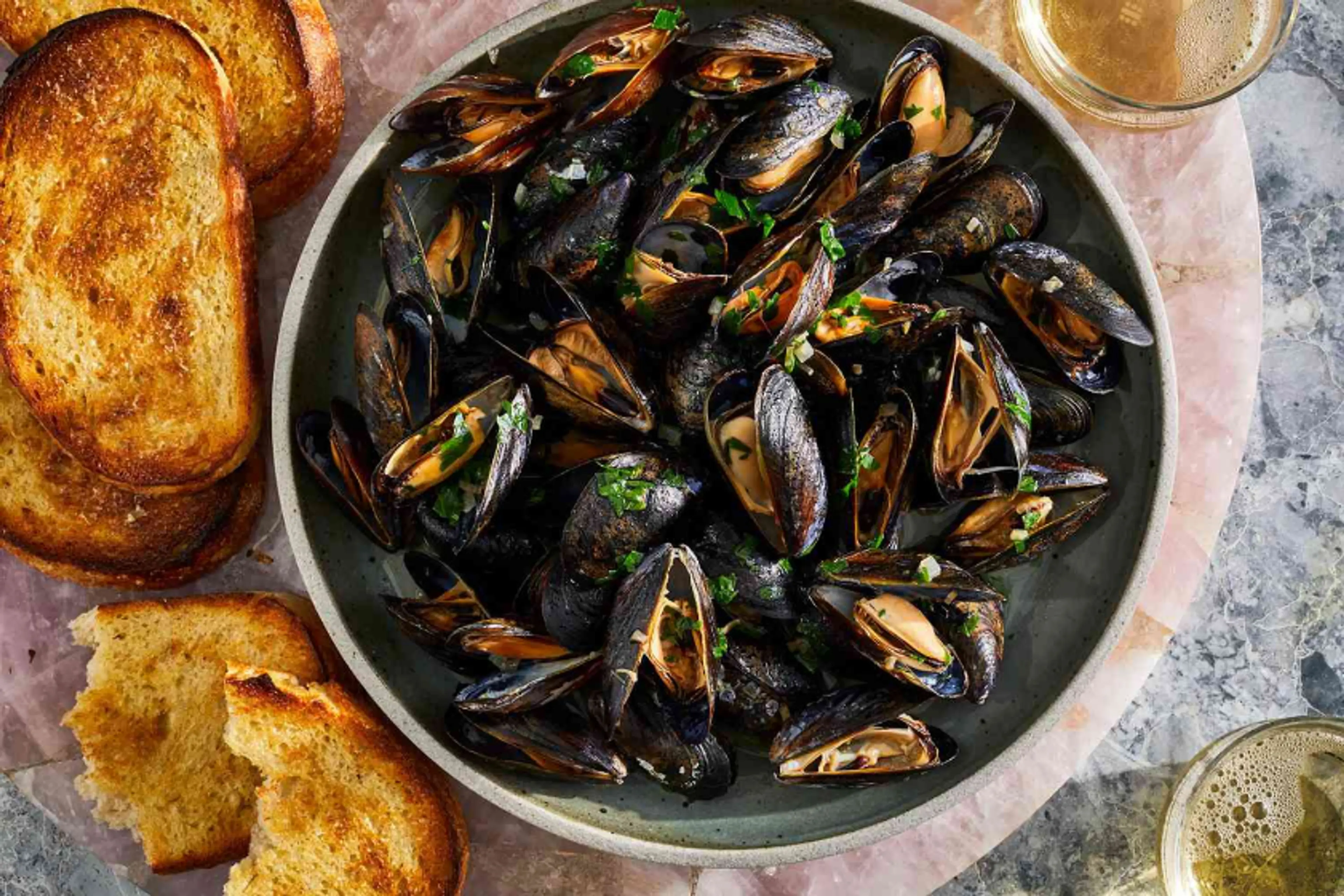 Sauvignon Blanc-Steamed Mussels with Garlic Toast