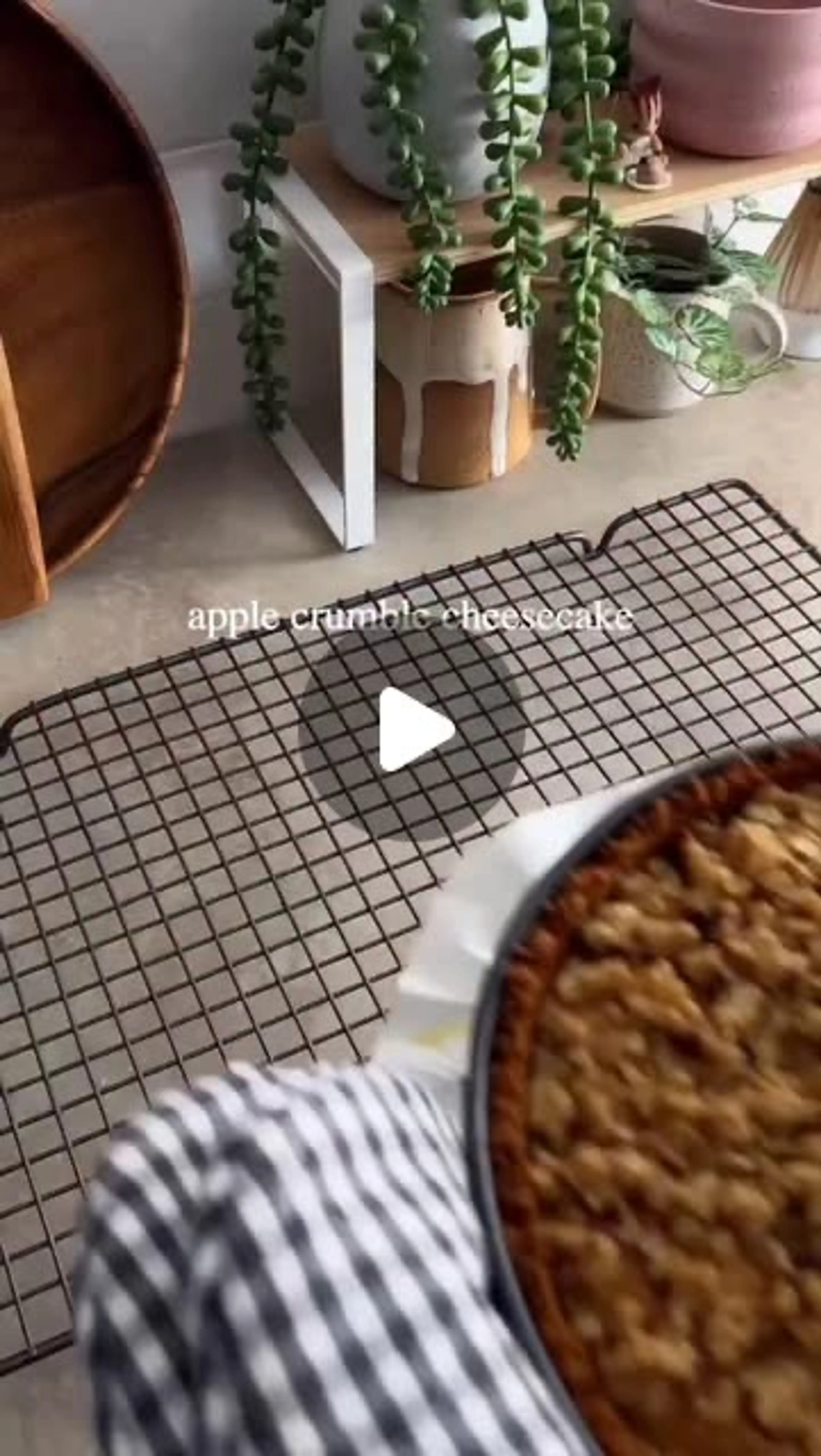 A Cozy Fall Dessert That Layers Spiced Apples and Crunchy Cr