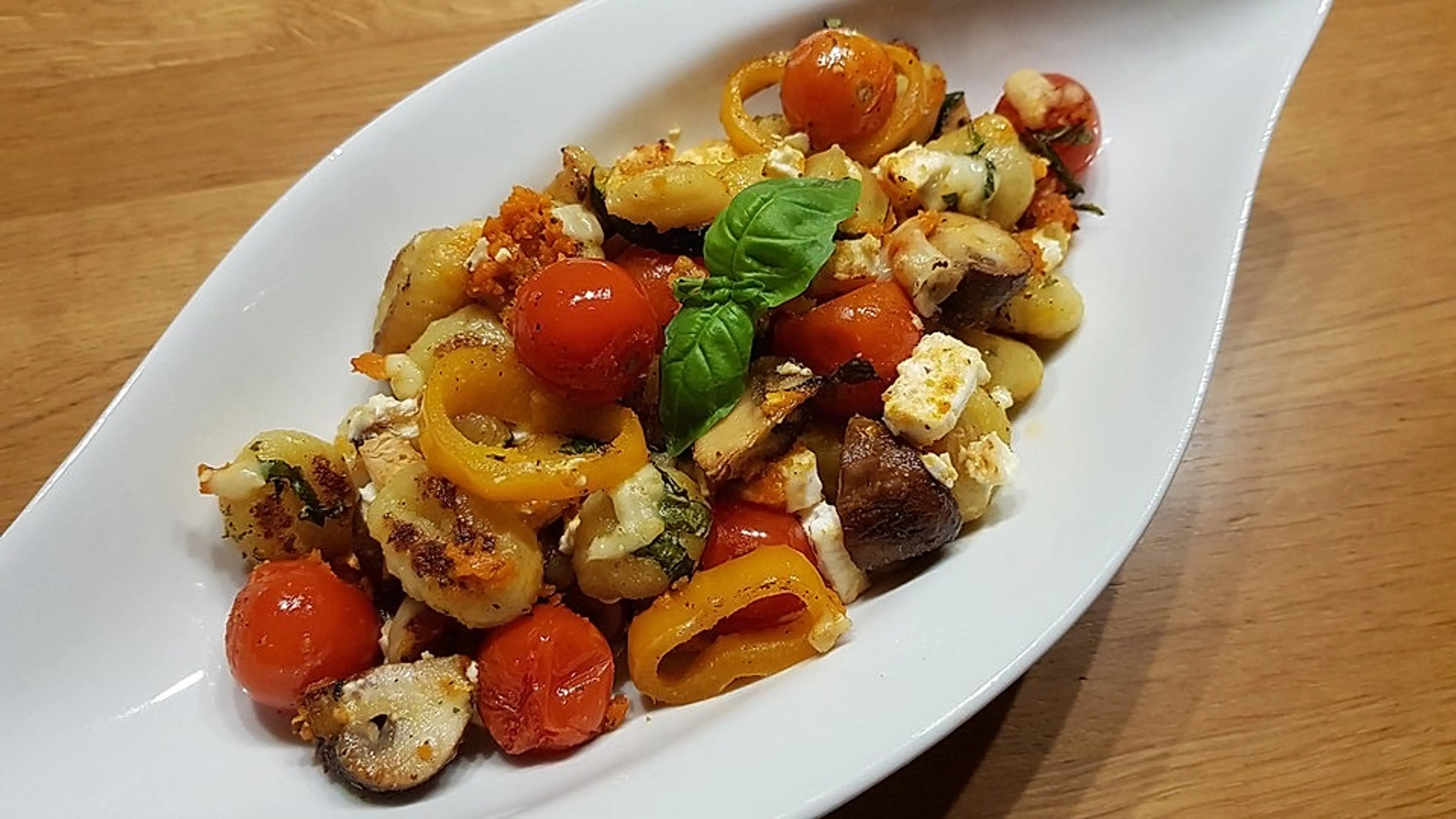 Gnocchi-Gemüse-Auflauf mit Fetakäse