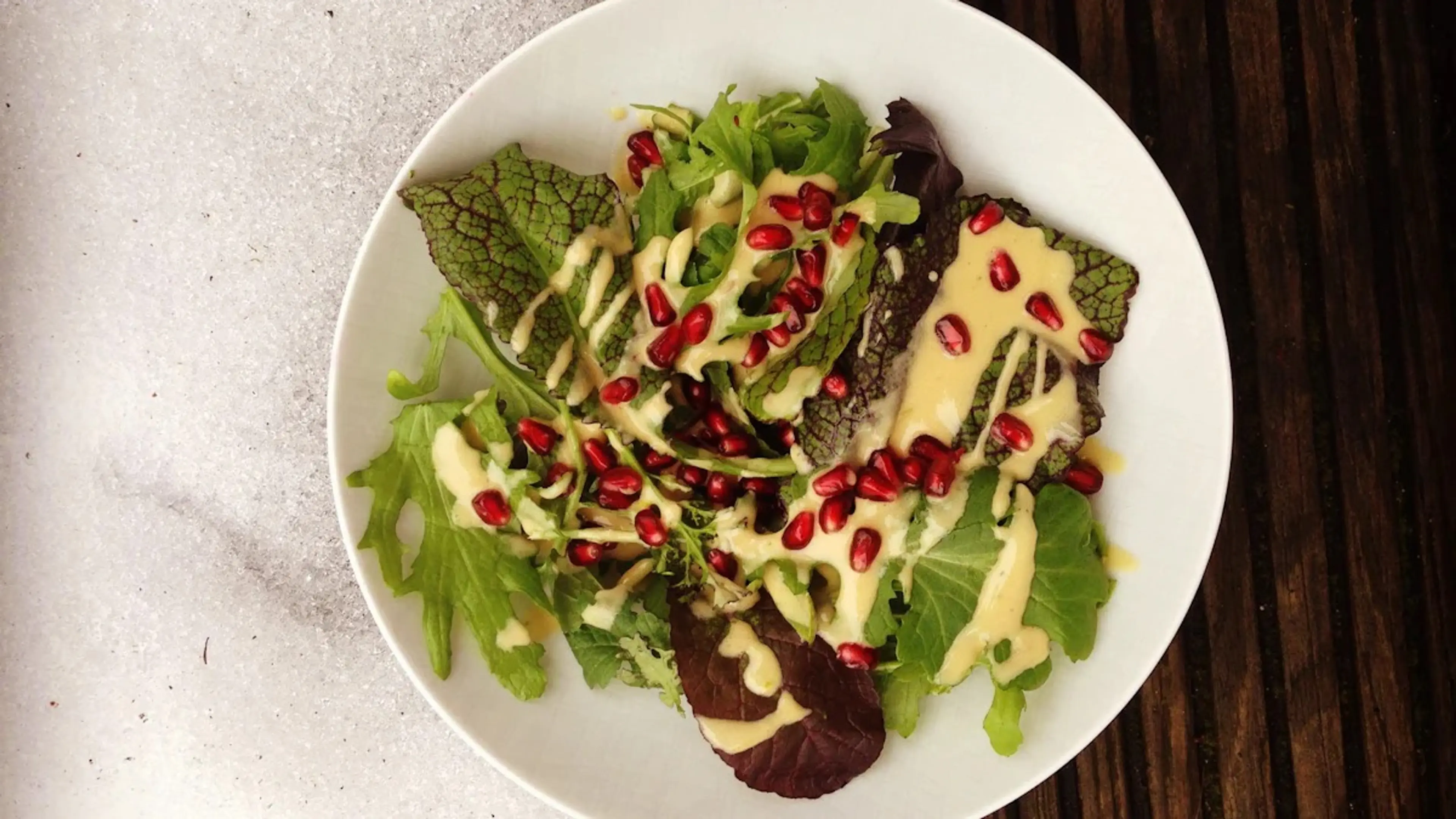 Salat mit Sesamdressing und Granatapfelkernen