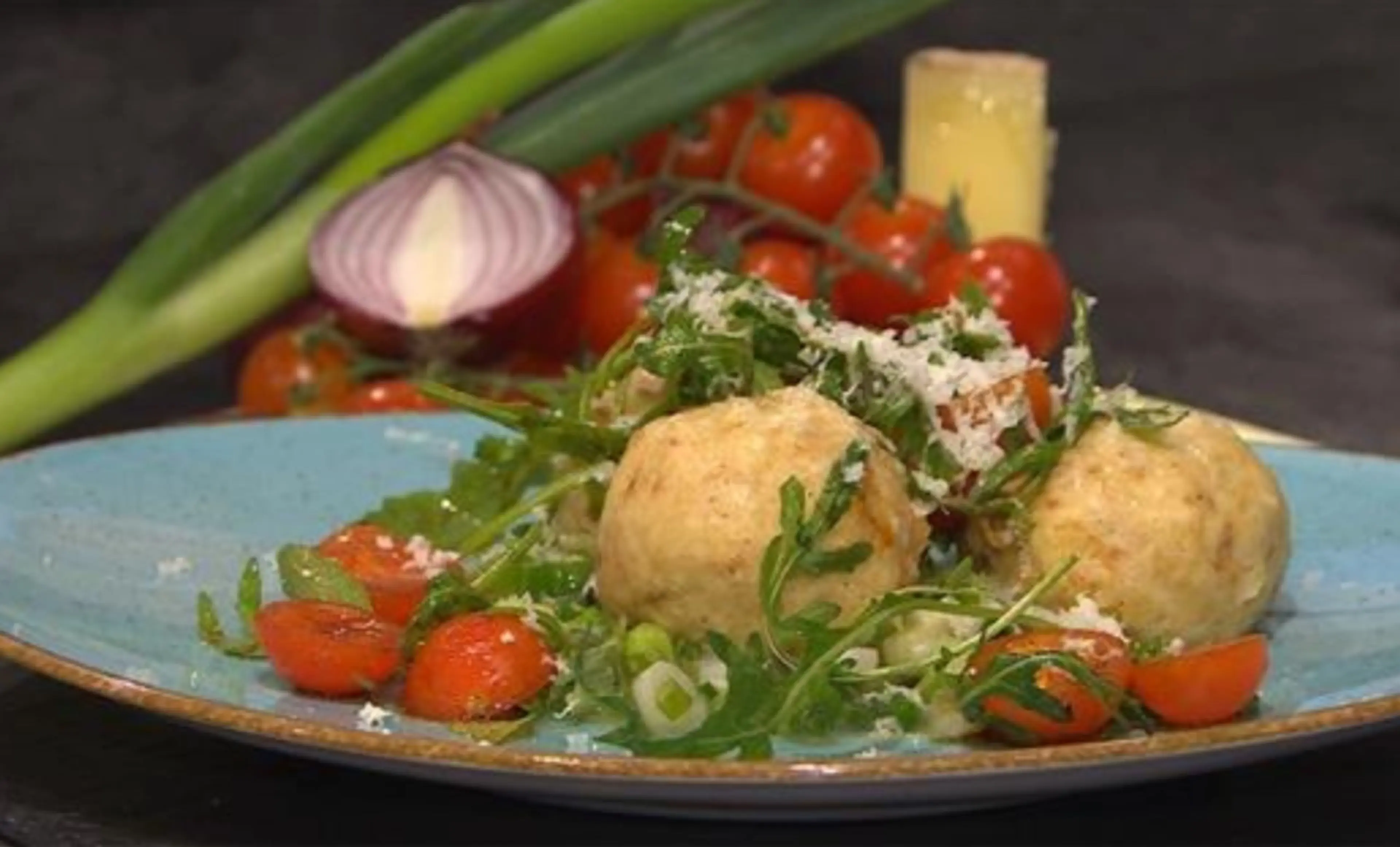 Bergkäse-Knödel mit Frühlingszwiebeln