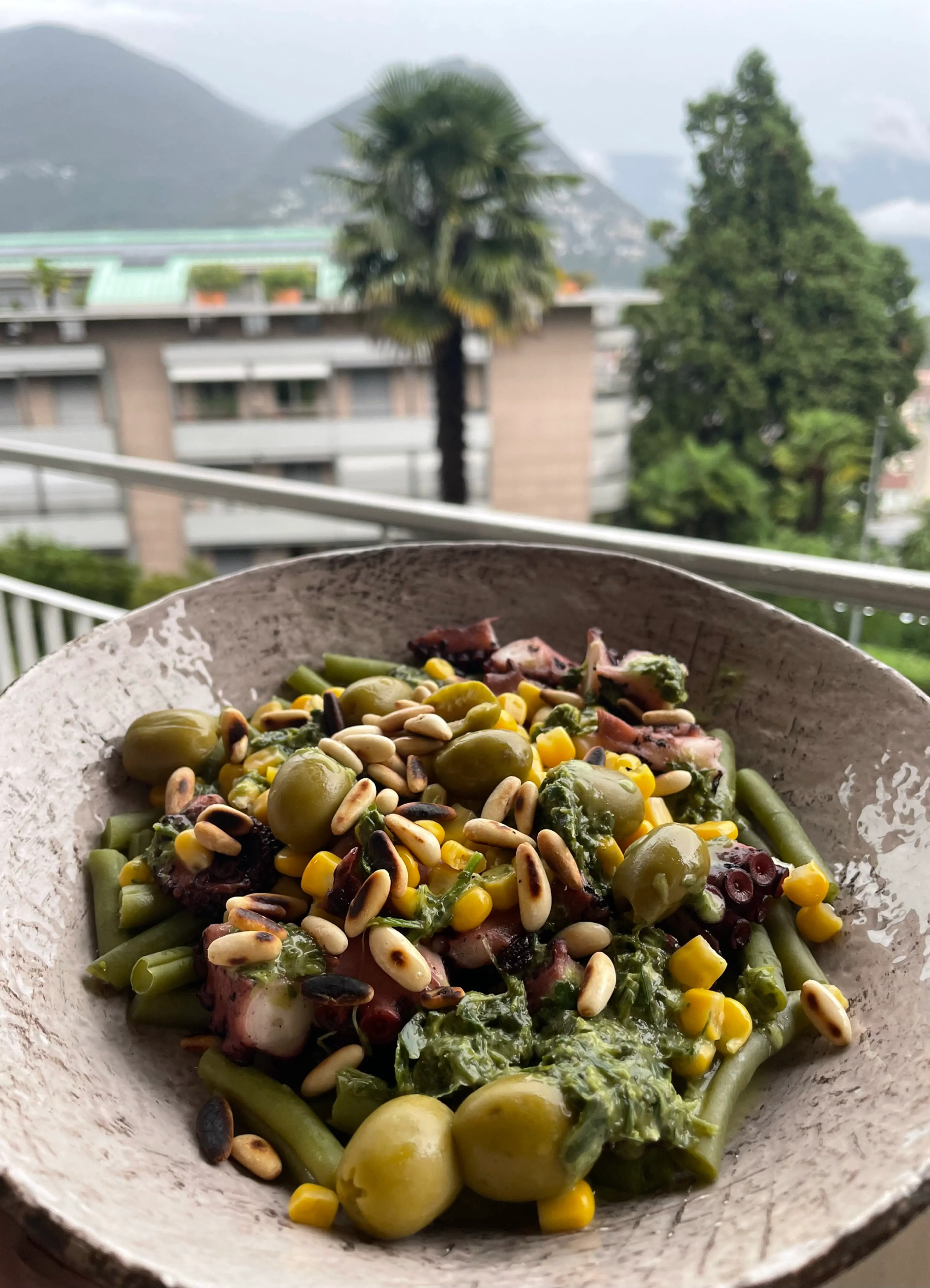 Insalata di polpo, noci, mais e fagiolini