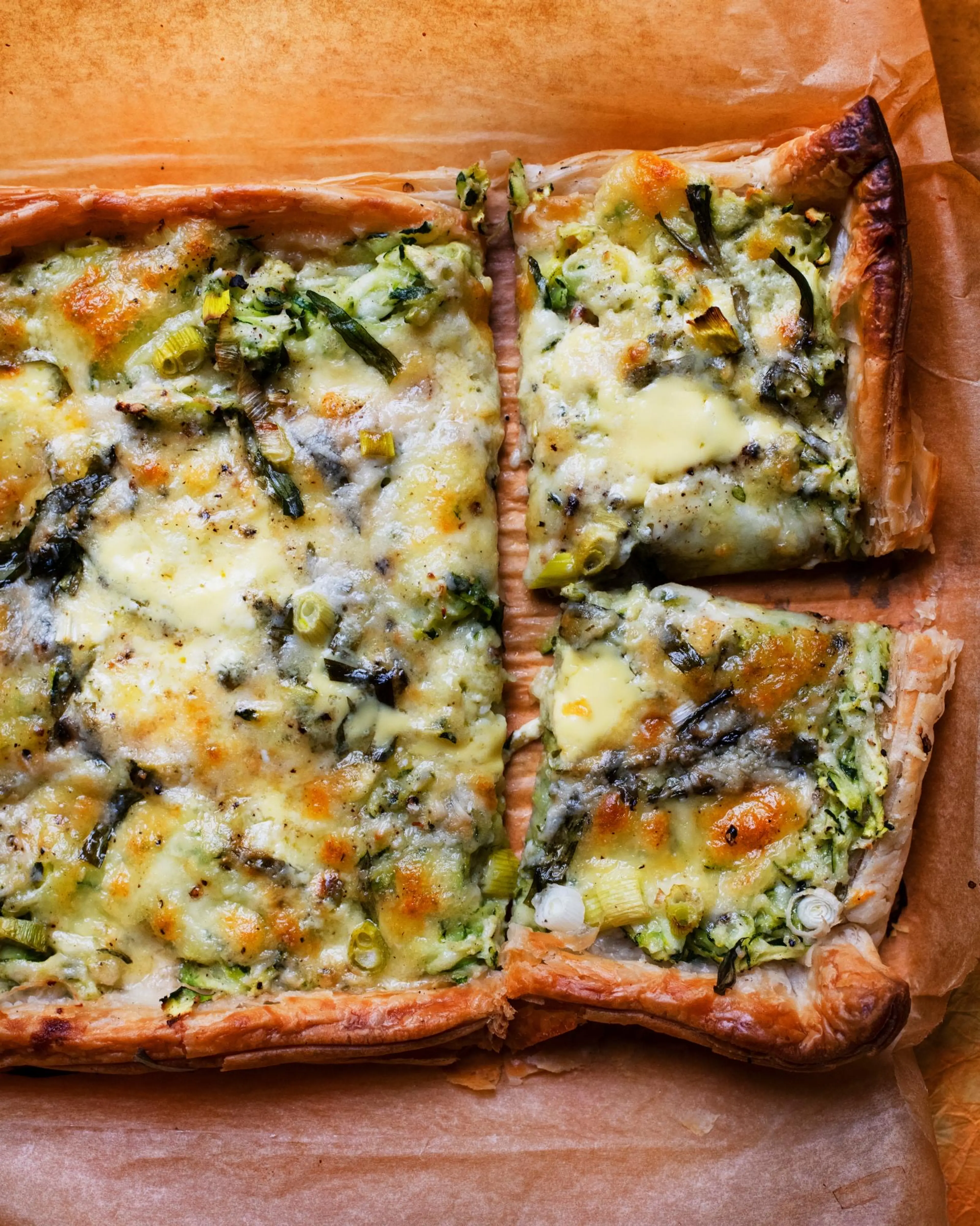 Zucchini-, Mozzarella- und Frühlingszwiebel-Tarte