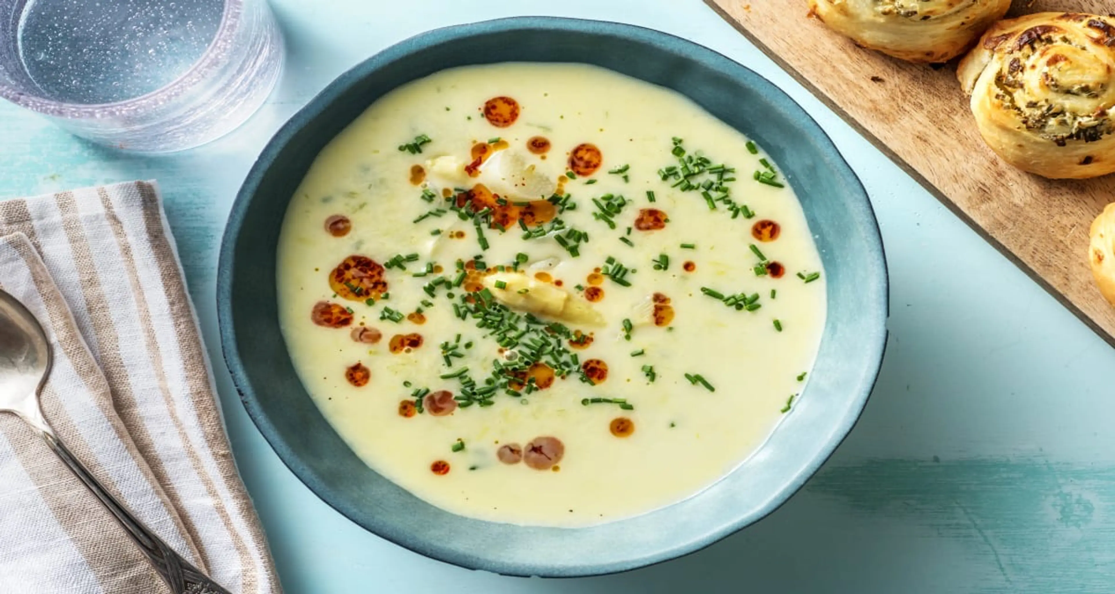 Cremesuppe mit Spargel und Knoblauch Schnecken