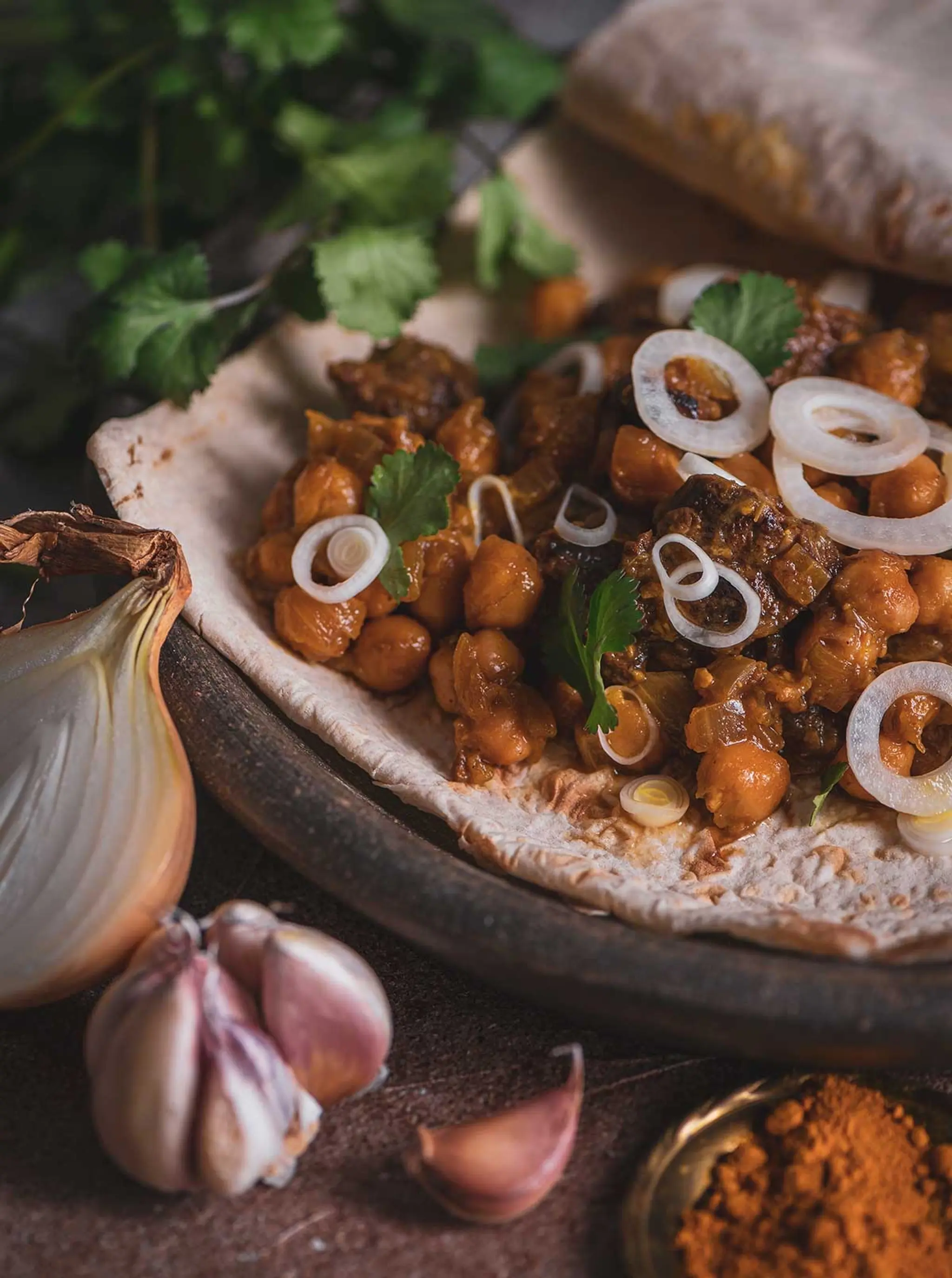 Dopiaza - Zwiebelfleisch mit Kichererbsen auf Fladenbrot