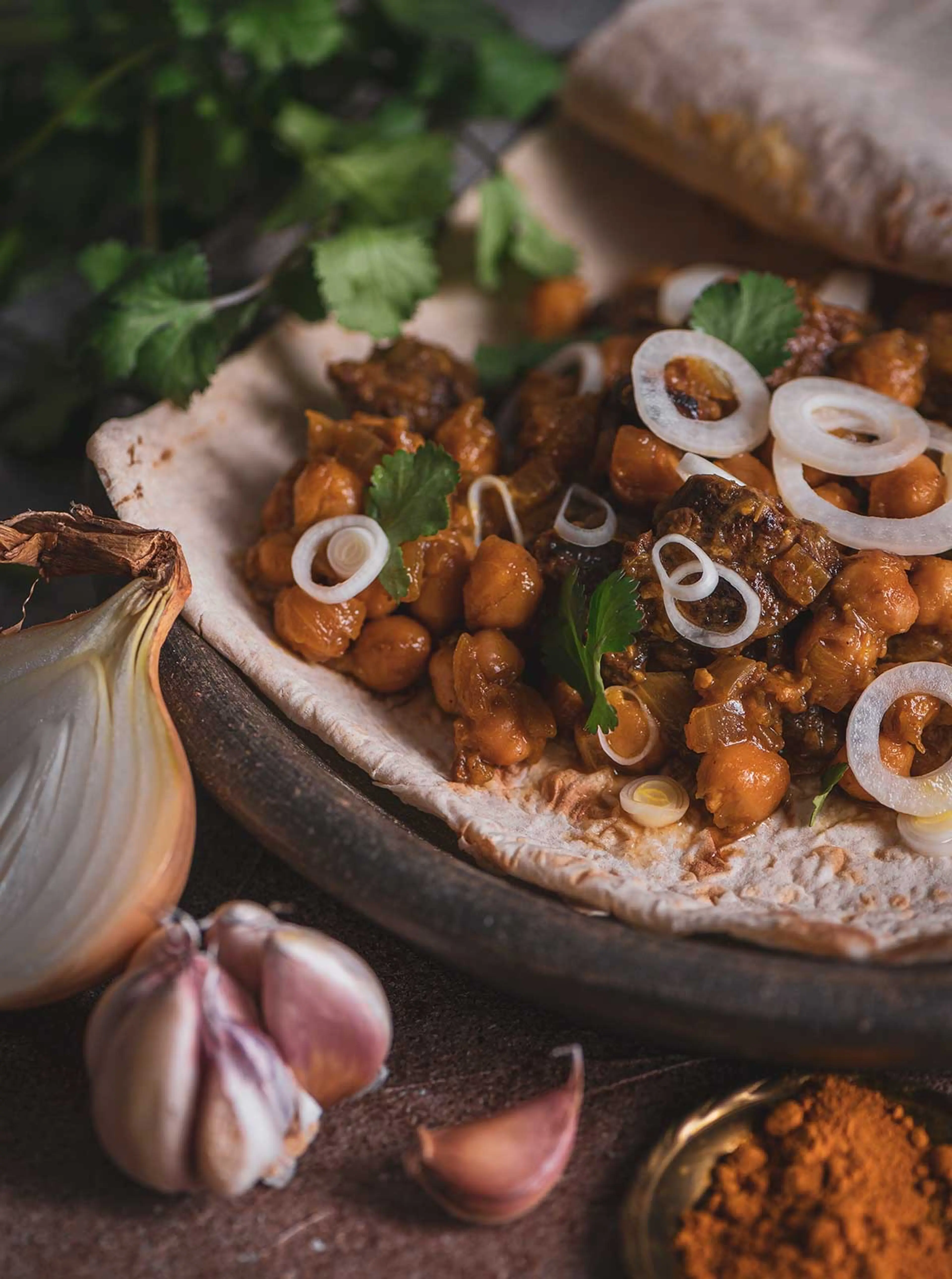 Dopiaza - Zwiebelfleisch mit Kichererbsen auf Fladenbrot