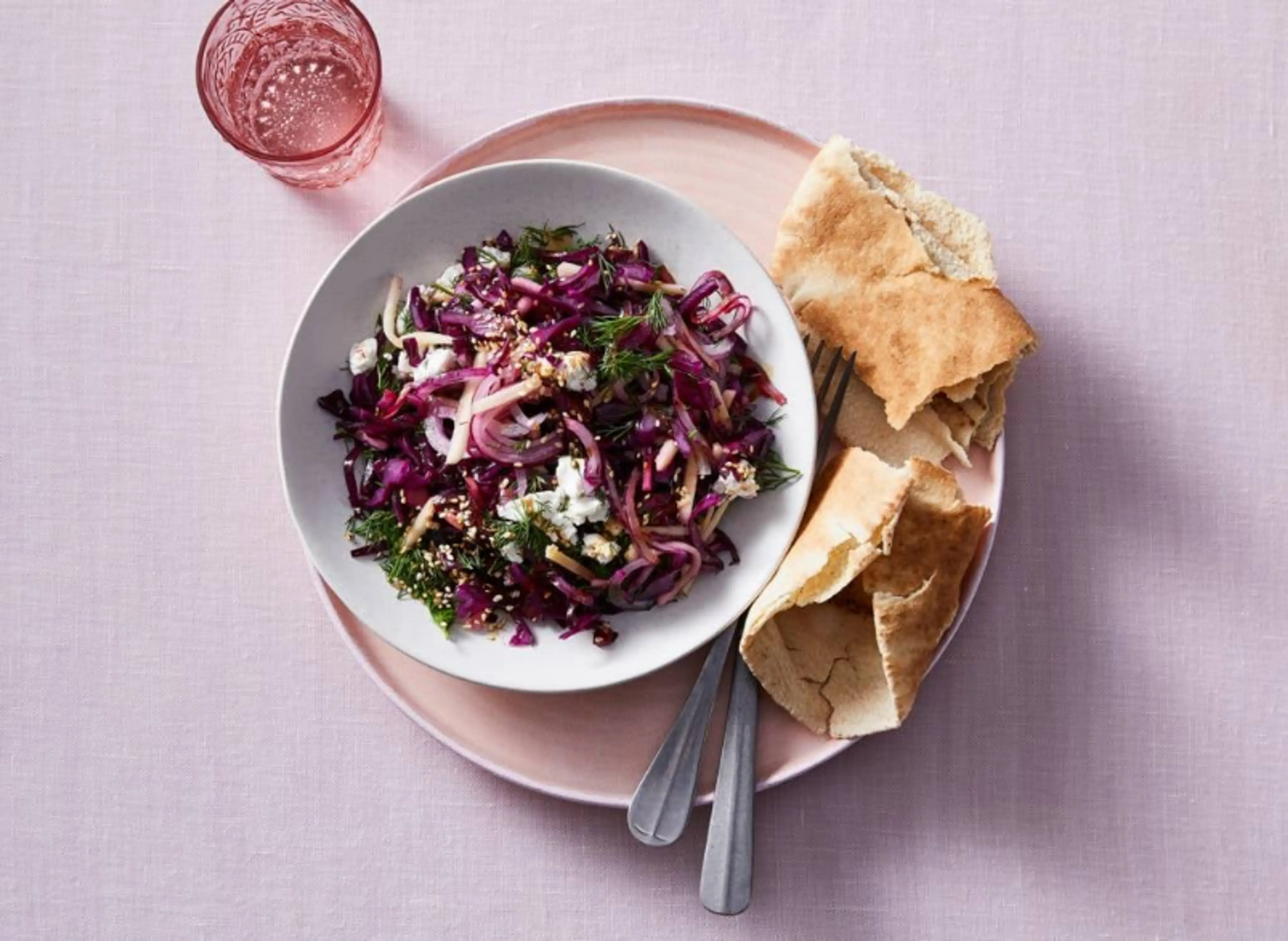 Salade rode kool met Libanees brood