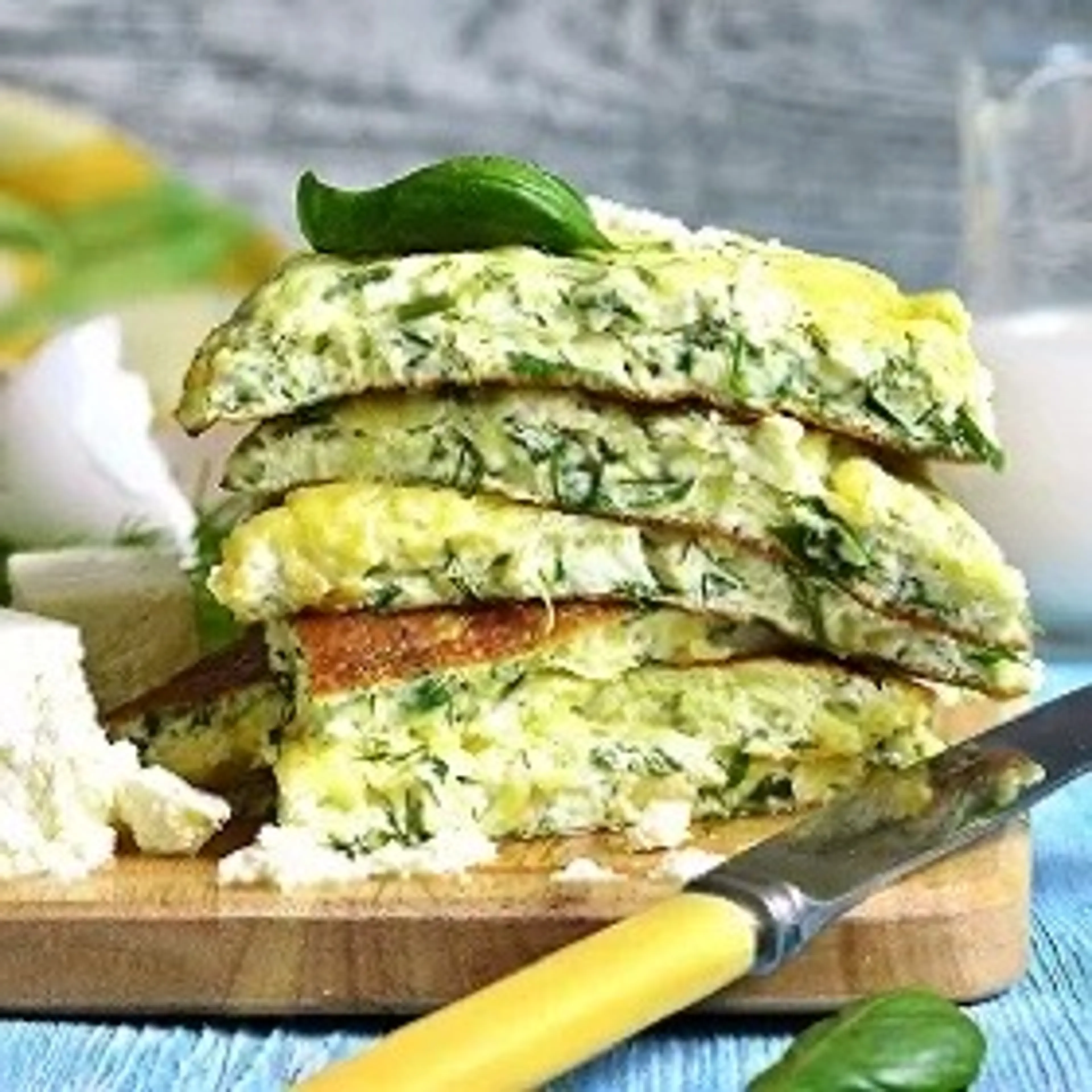 Omelette à la feta aromatisée à la menthe