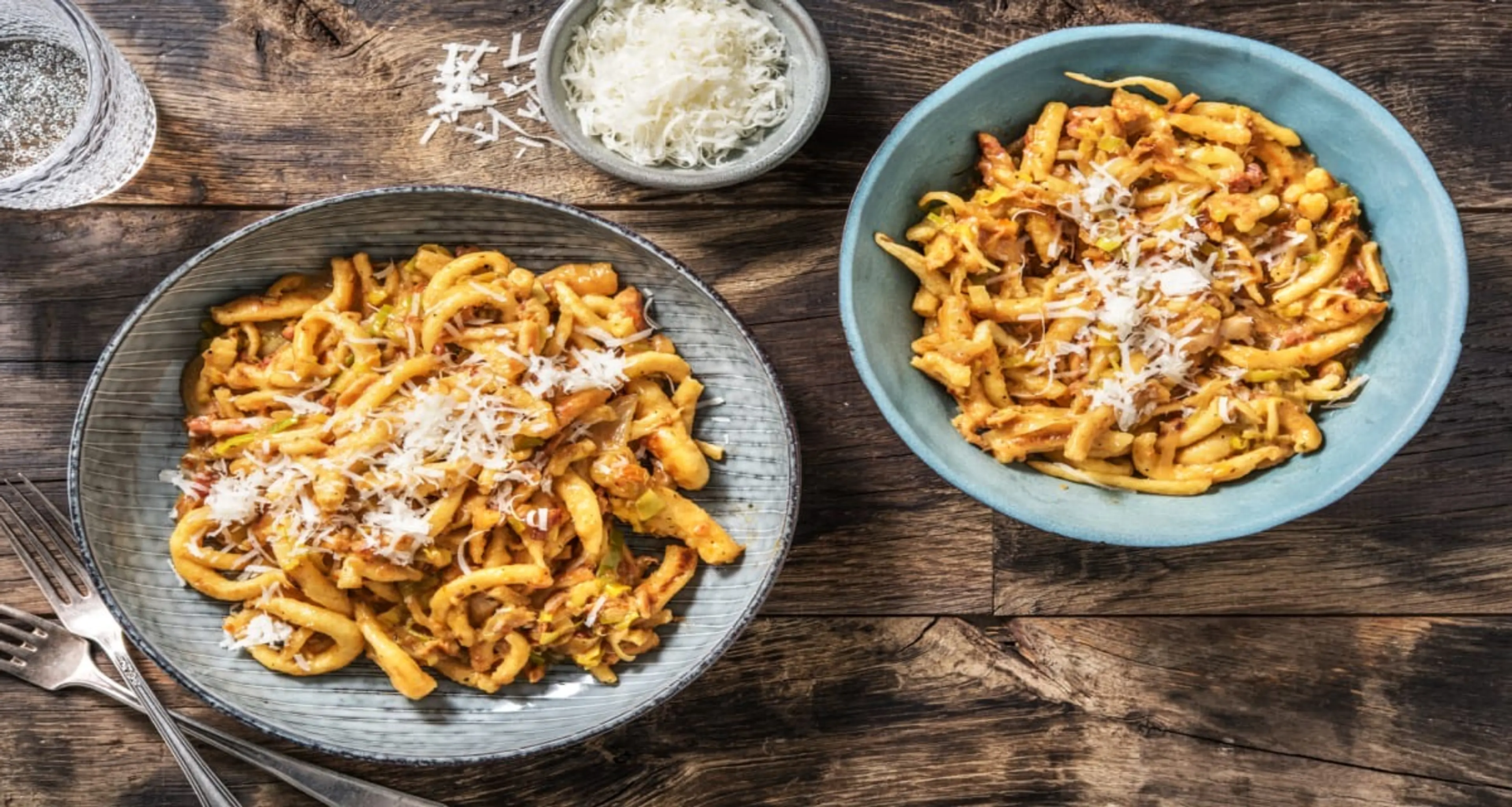 Spätzle mit cremiger Tomatensoße, Bacon und Porree