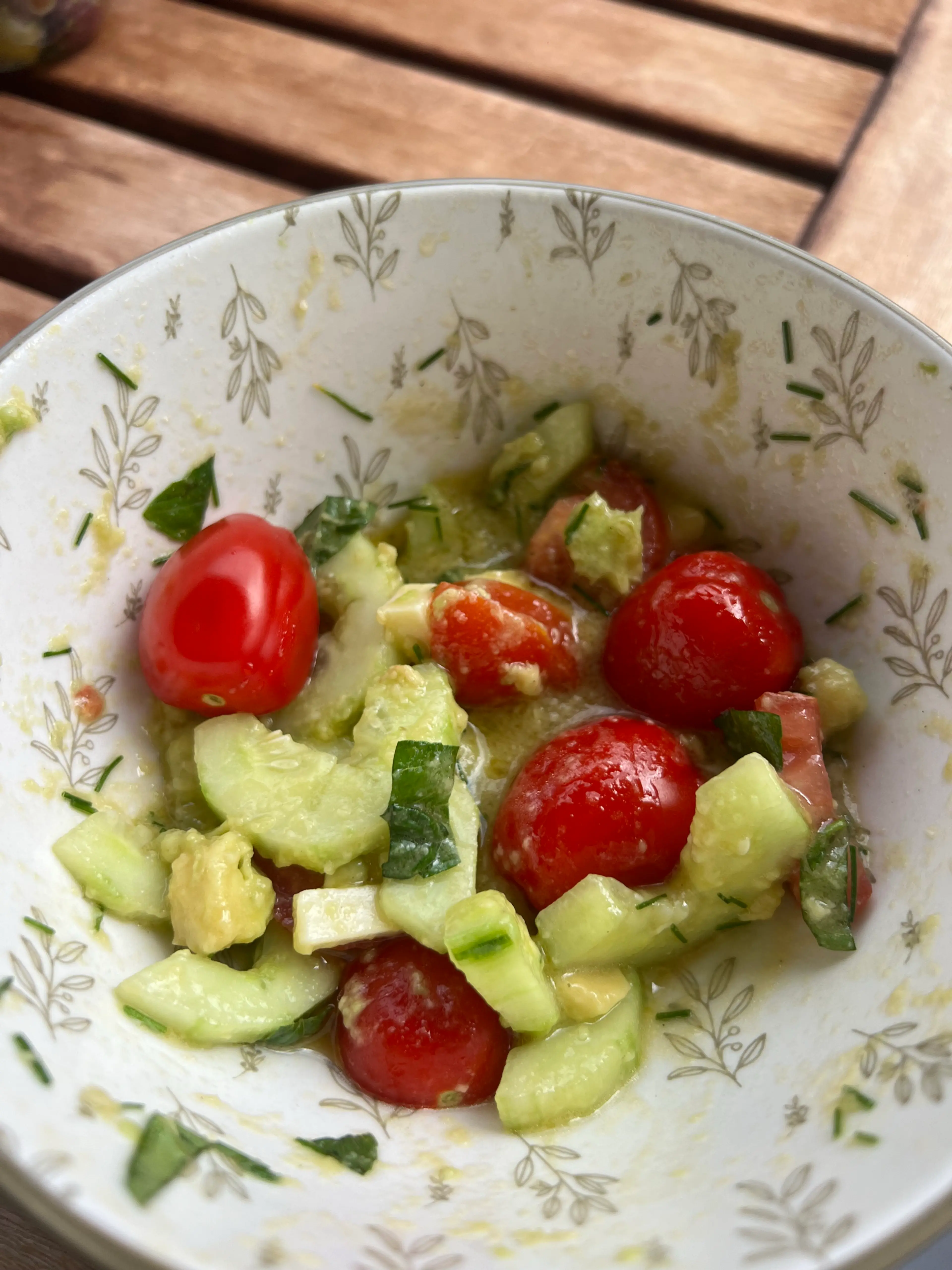 Tomaten-Gurken-Avocado Salat